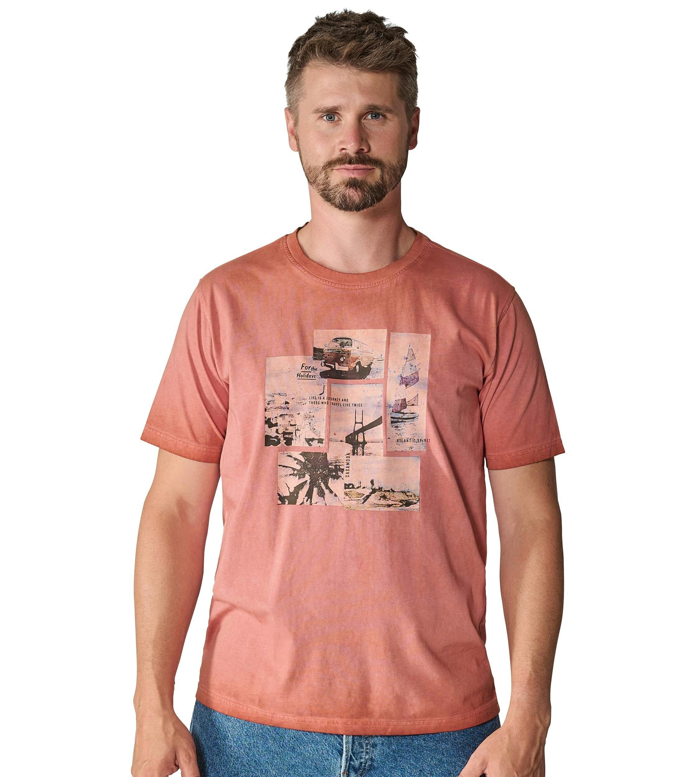 Ein T-Shirt im Print Muster in der Farbe Hellrot