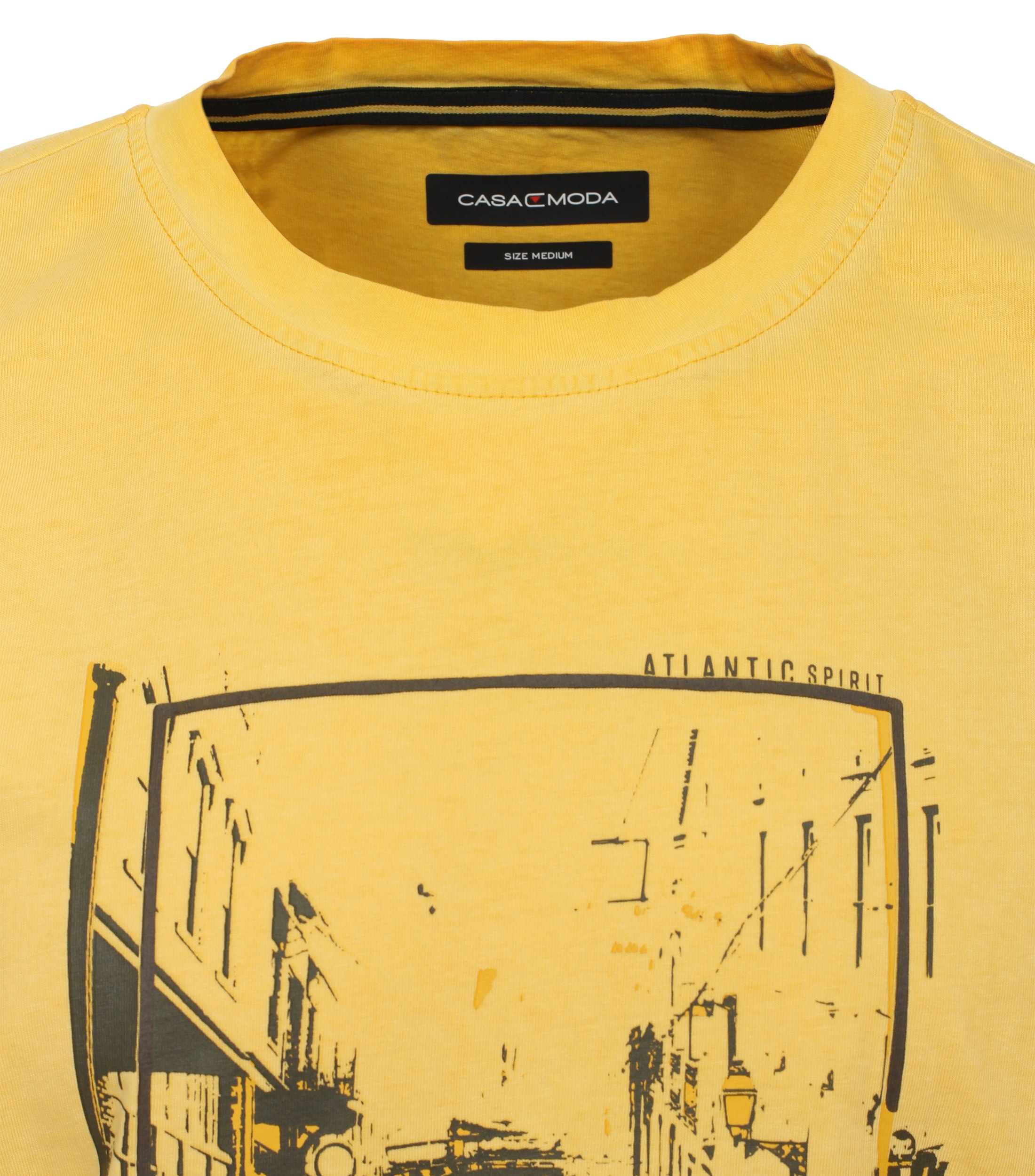 Ein T-Shirt im Print Muster in der Farbe Gelb