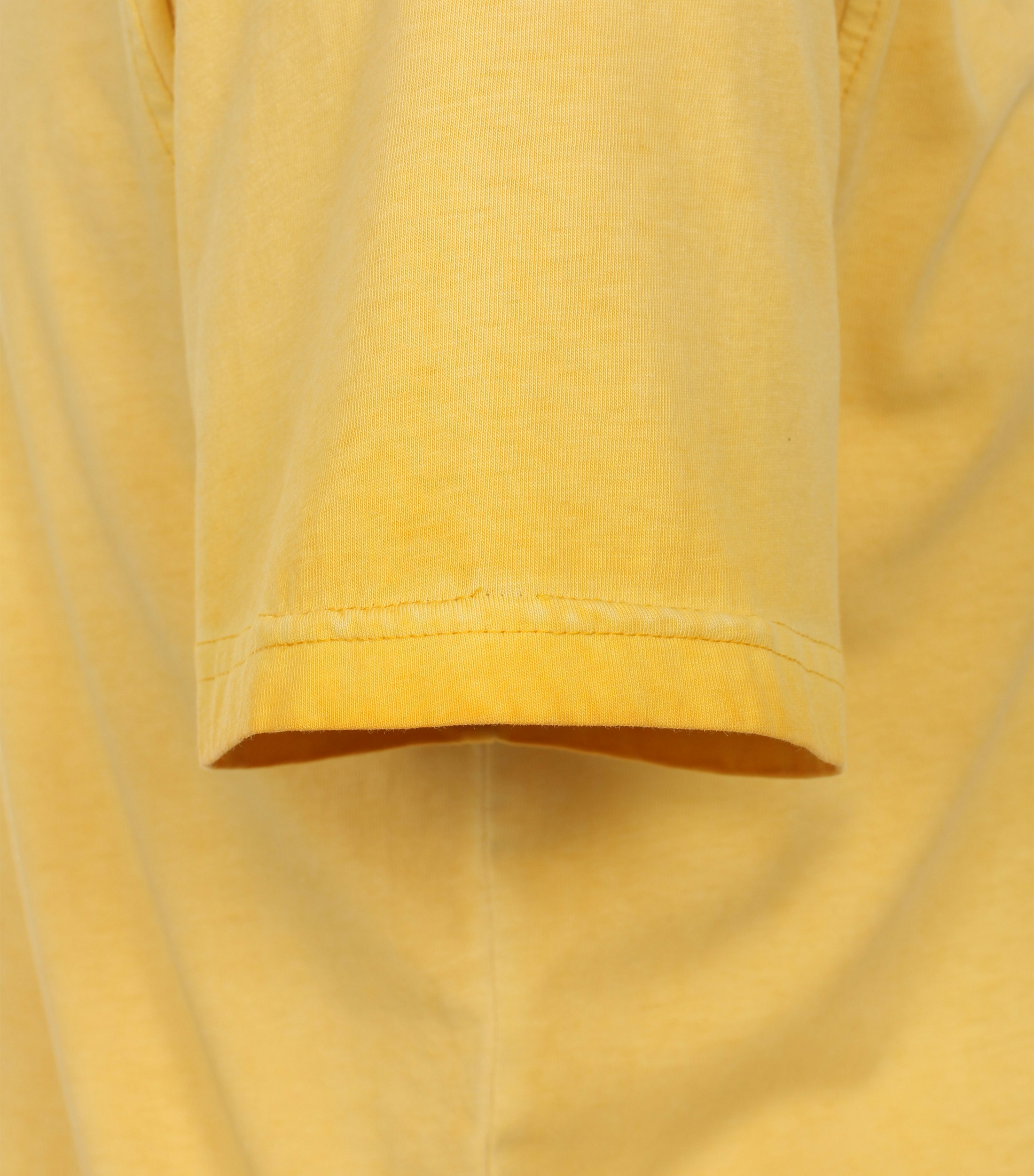 Ein T-Shirt im Print Muster in der Farbe Gelb