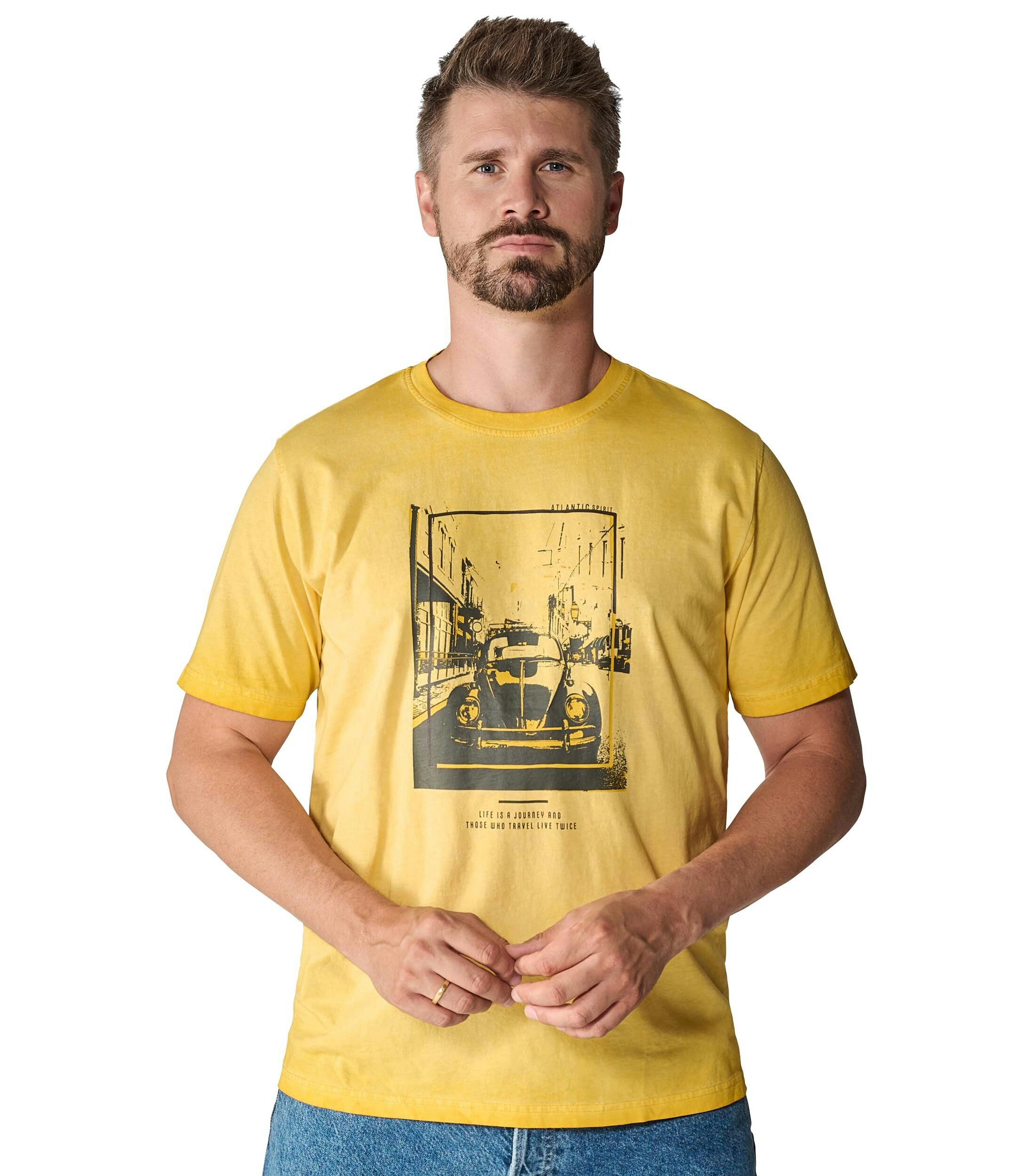 Ein T-Shirt im Print Muster in der Farbe Gelb