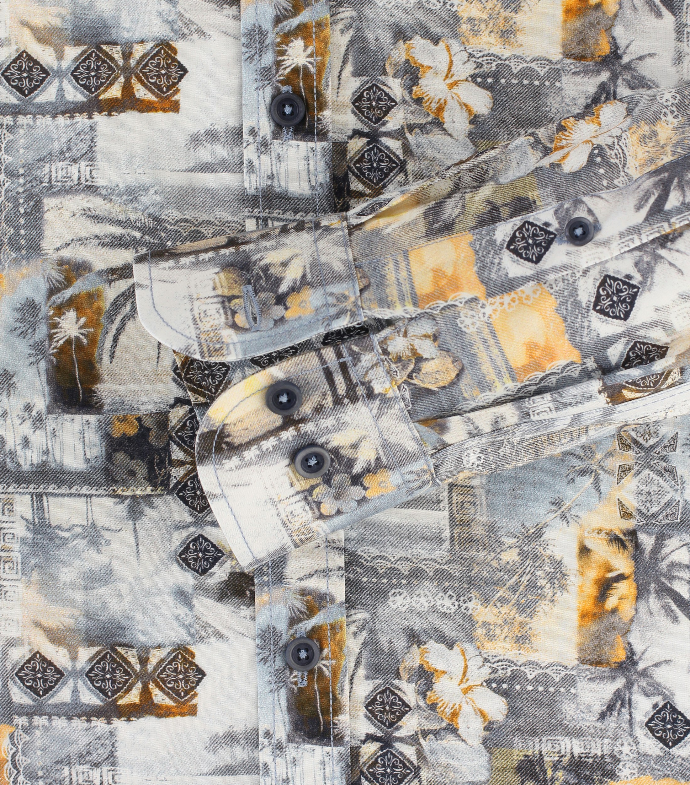 Ein Freizeithemd im Print Muster in der Farbe Gelb