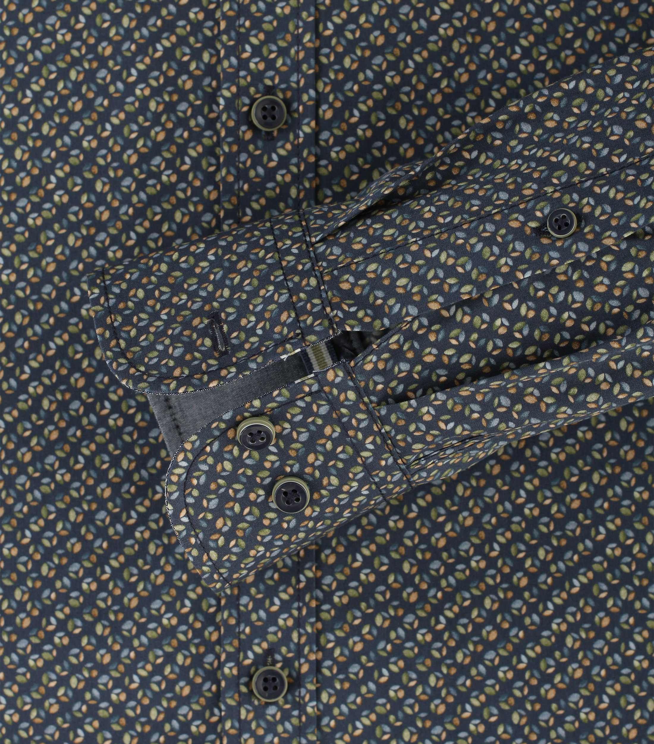 Ein Freizeithemd im Print Muster in der Farbe Dunkelgrün