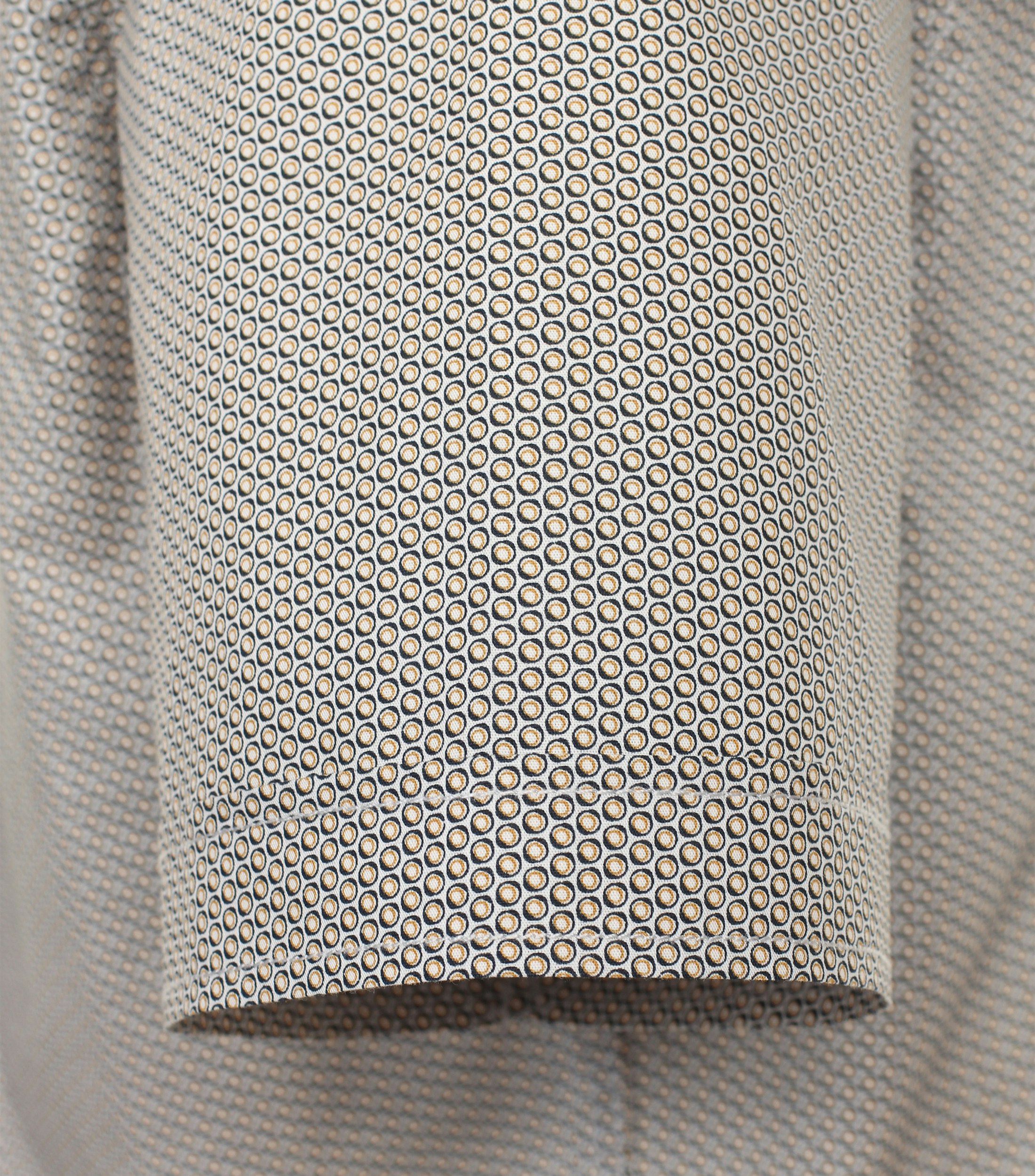 Ein Freizeithemd im Print Muster in der Farbe Gelb