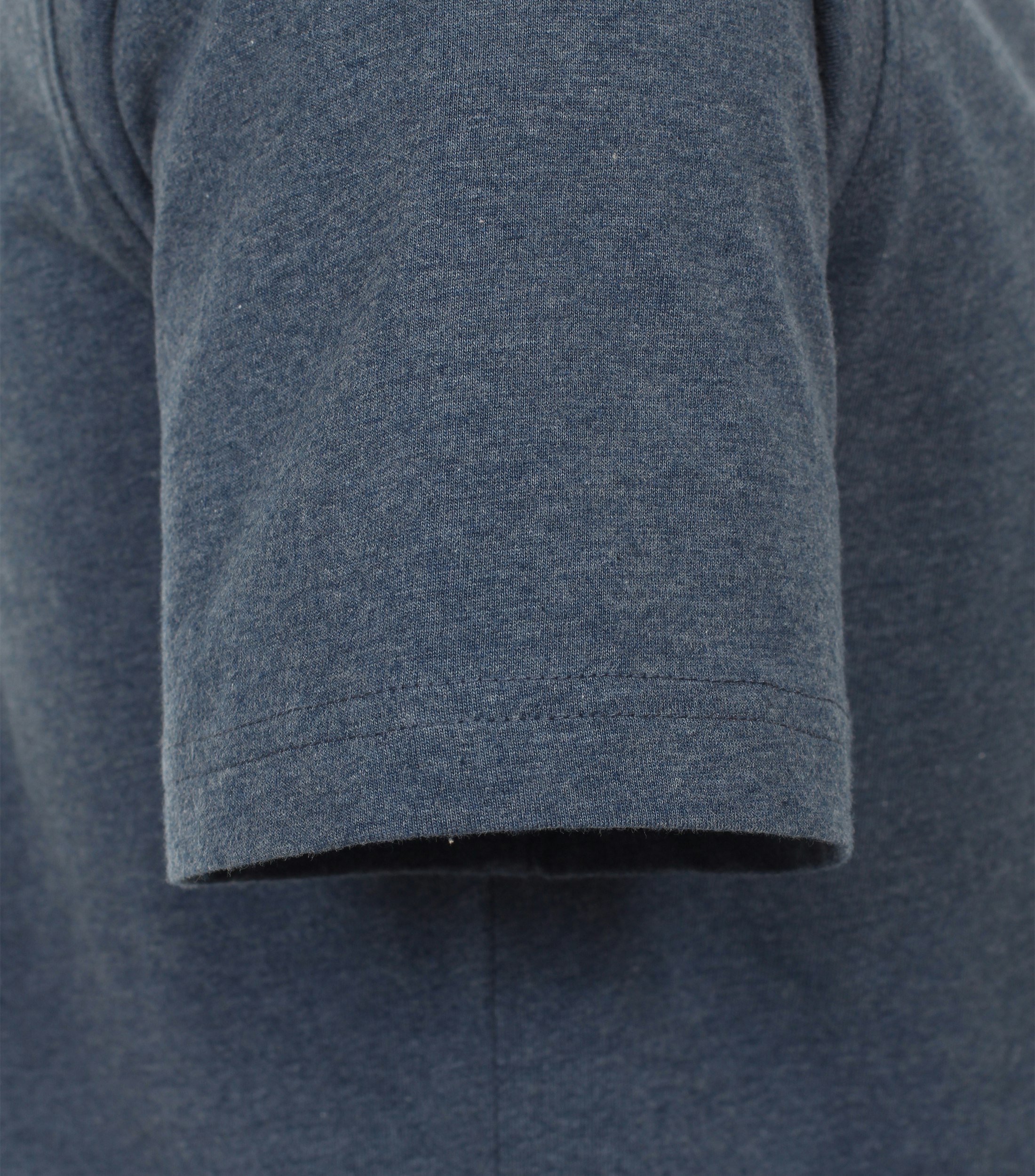 Ein T-Shirt im Print Muster in der Farbe Mittelblau