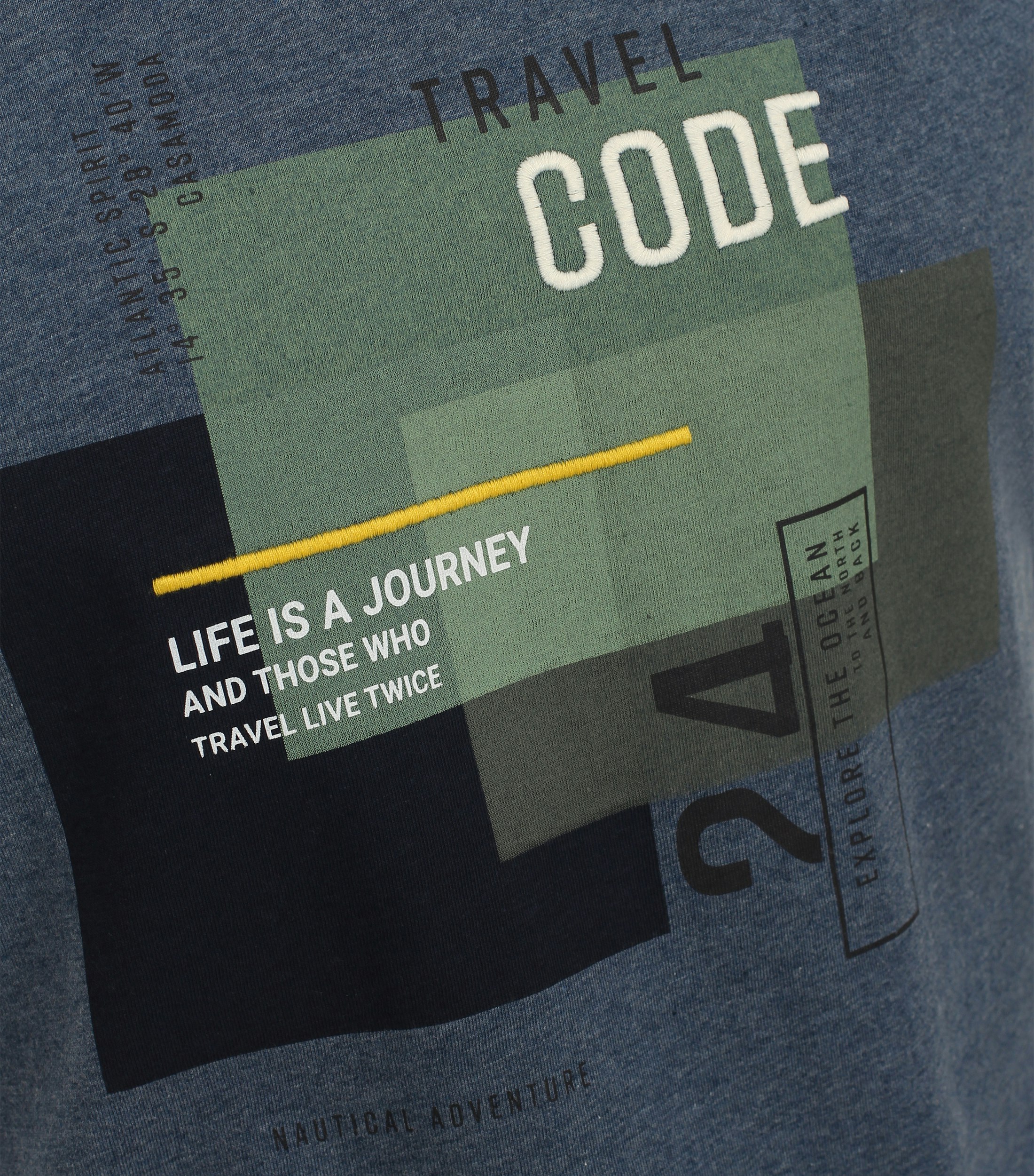 Ein T-Shirt im Print Muster in der Farbe Mittelblau