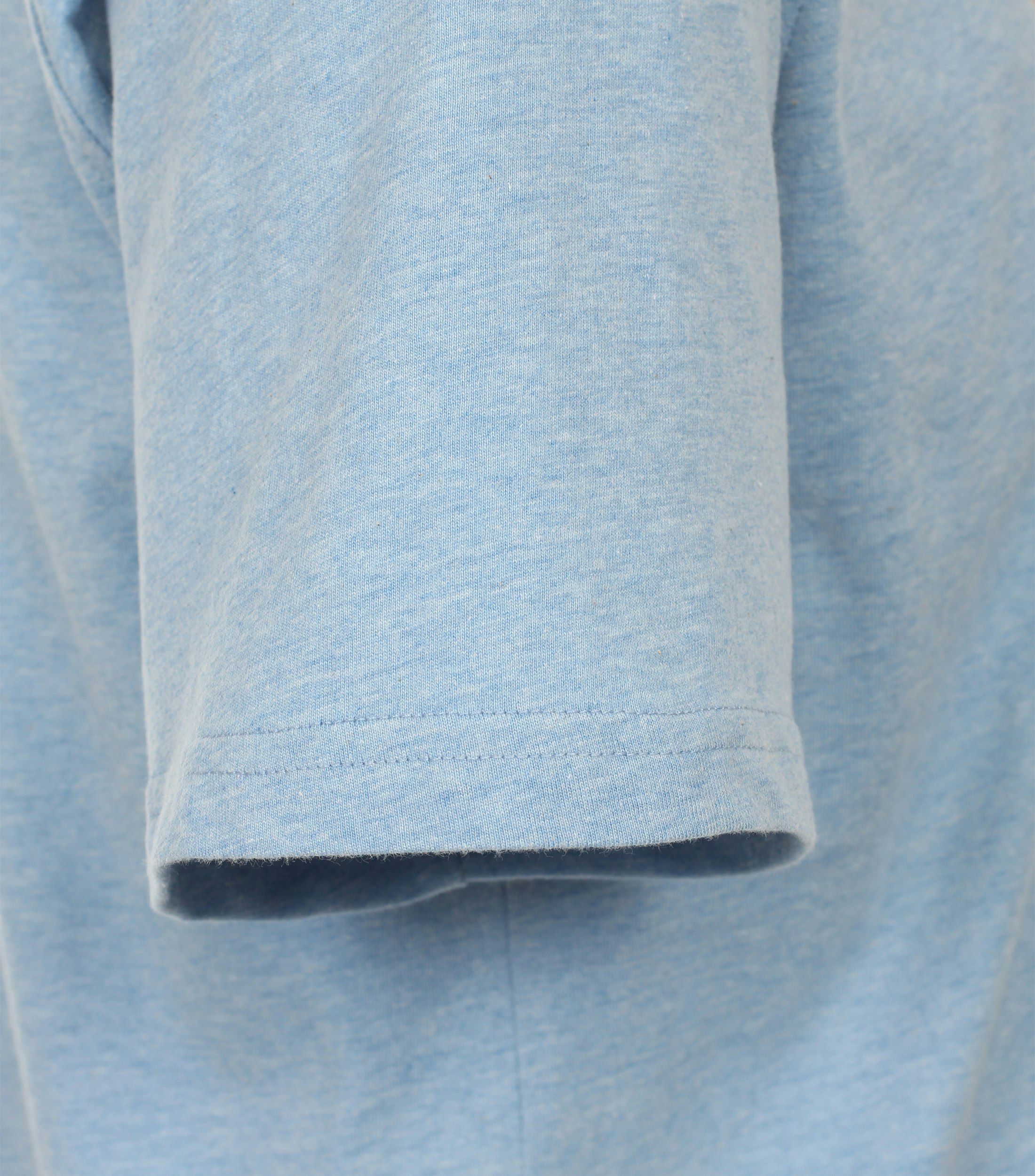 Ein T-Shirt im Print Muster in der Farbe Hellblau