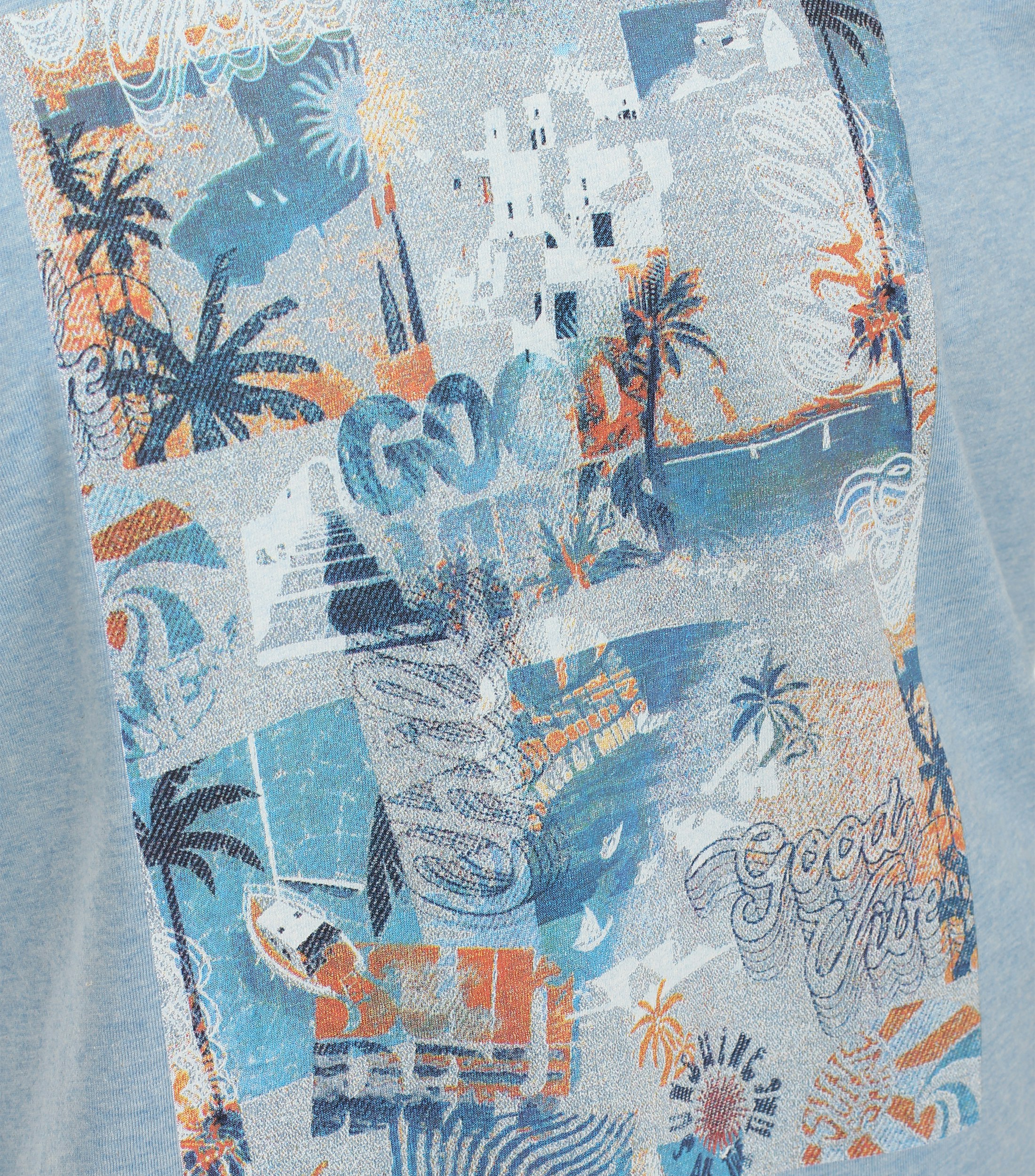 Ein T-Shirt im Print Muster in der Farbe Hellblau