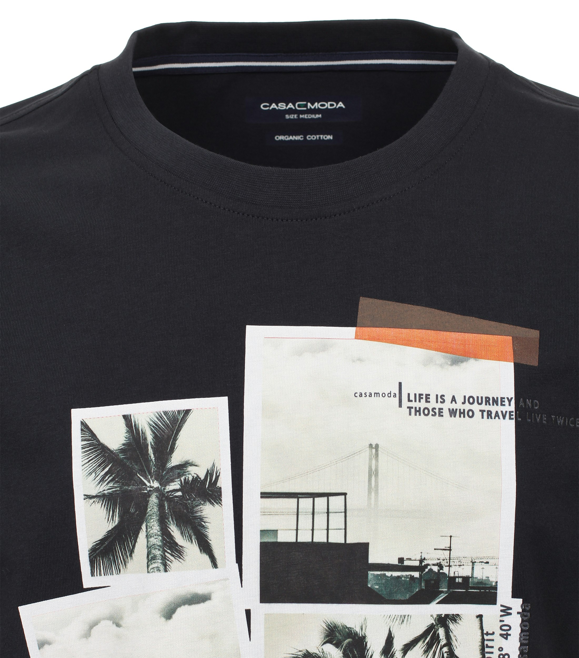 Ein T-Shirt im Print Muster in der Farbe Dunkelblau