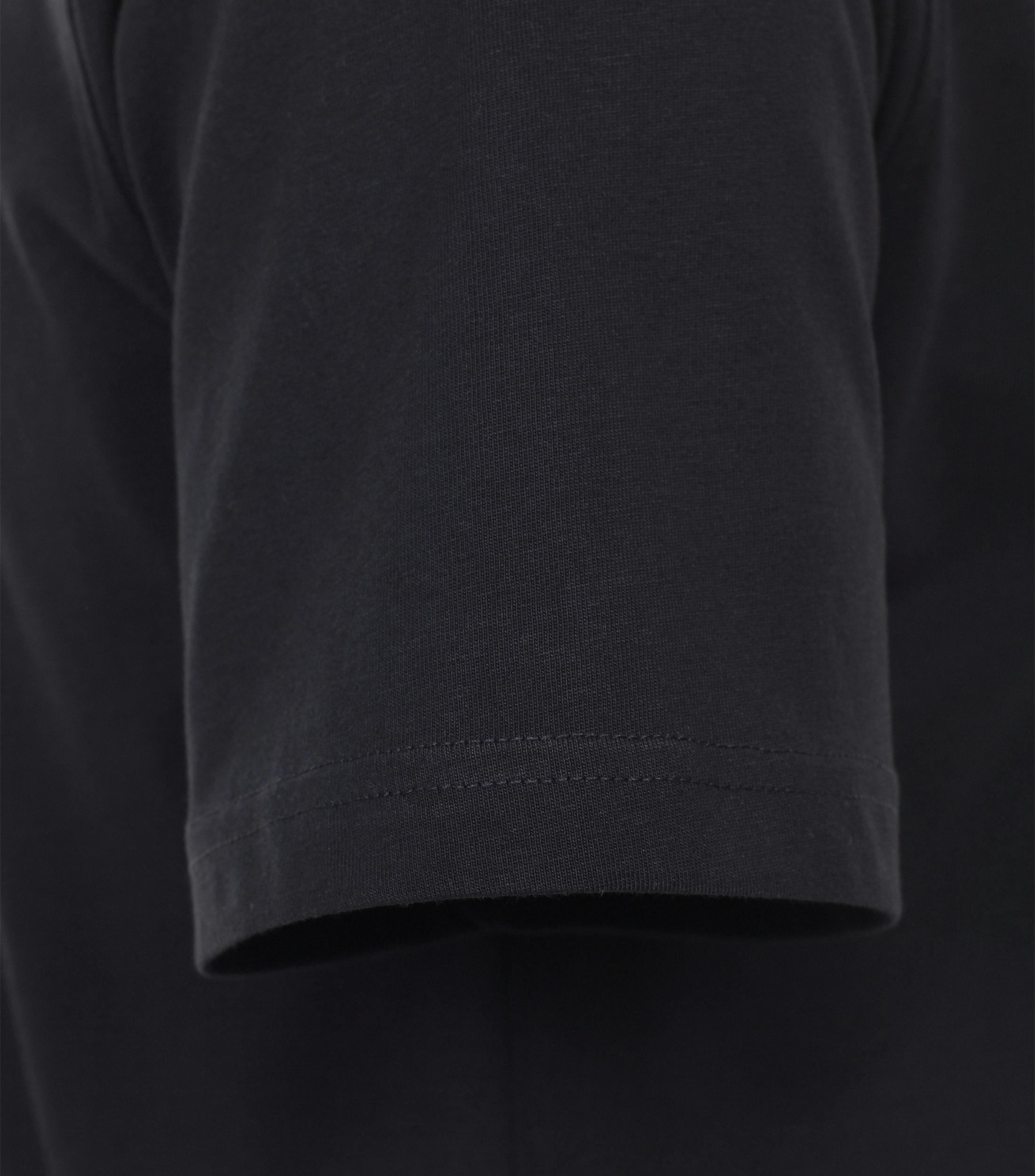 Ein T-Shirt im Print Muster in der Farbe Dunkelblau