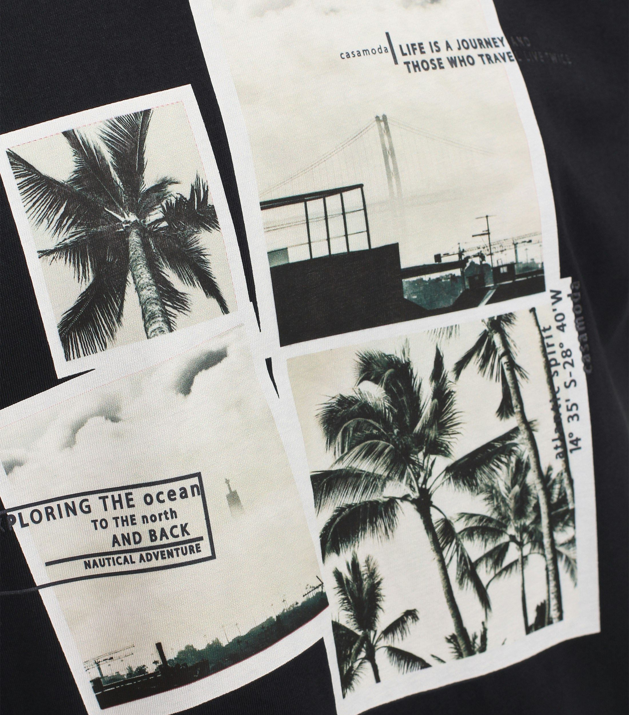 Ein T-Shirt im Print Muster in der Farbe Dunkelblau