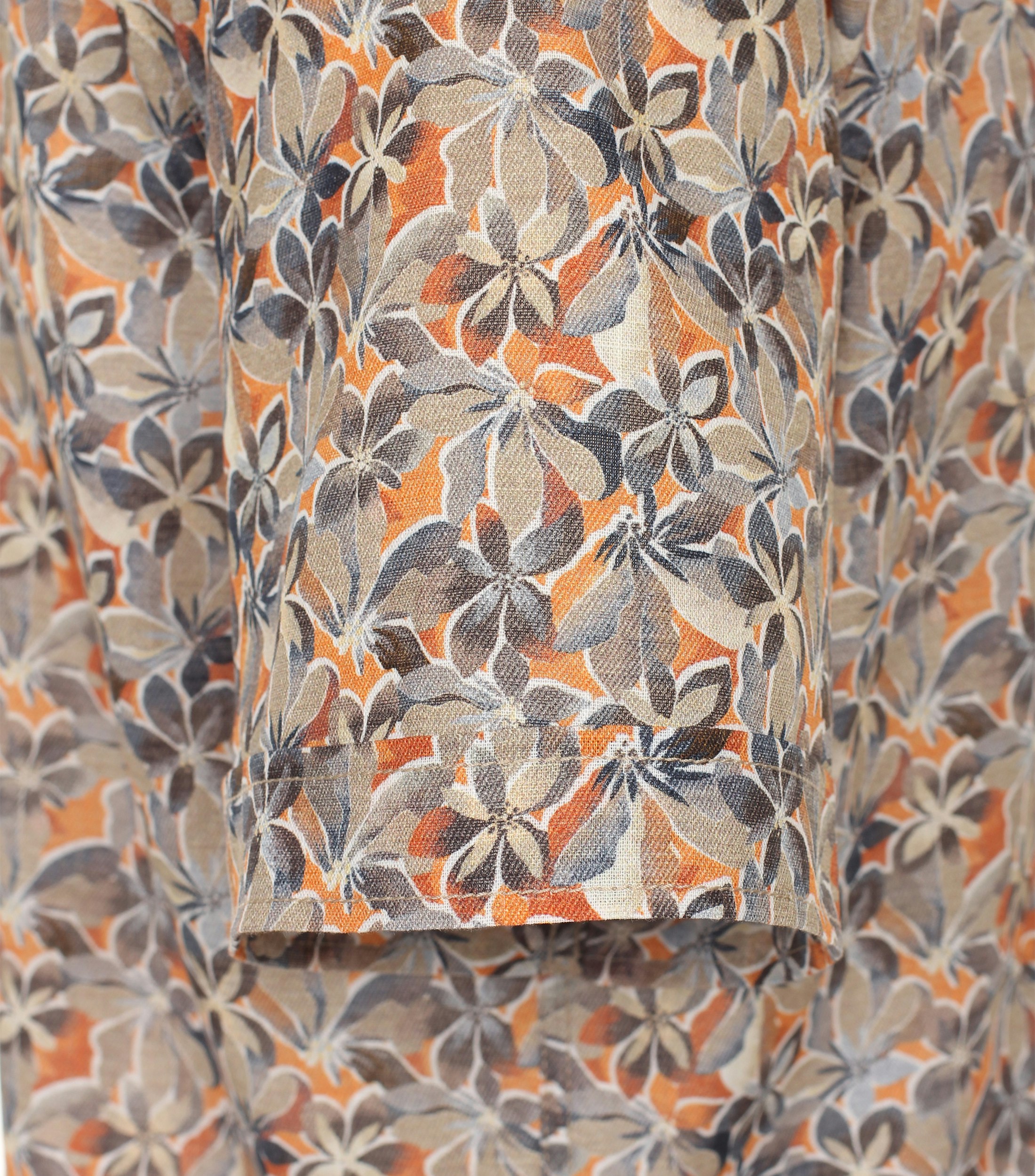 Ein Freizeithemd im Print Muster in der Farbe Orange