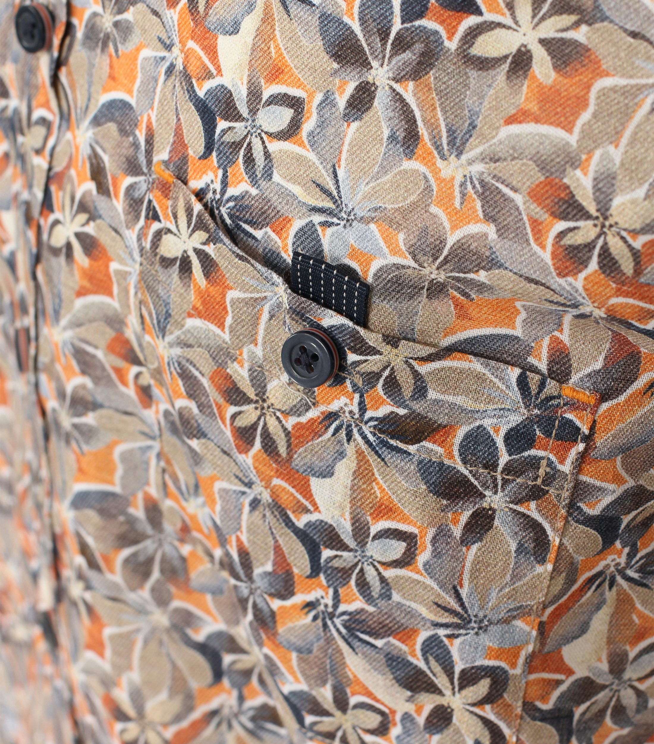 Ein Freizeithemd im Print Muster in der Farbe Orange