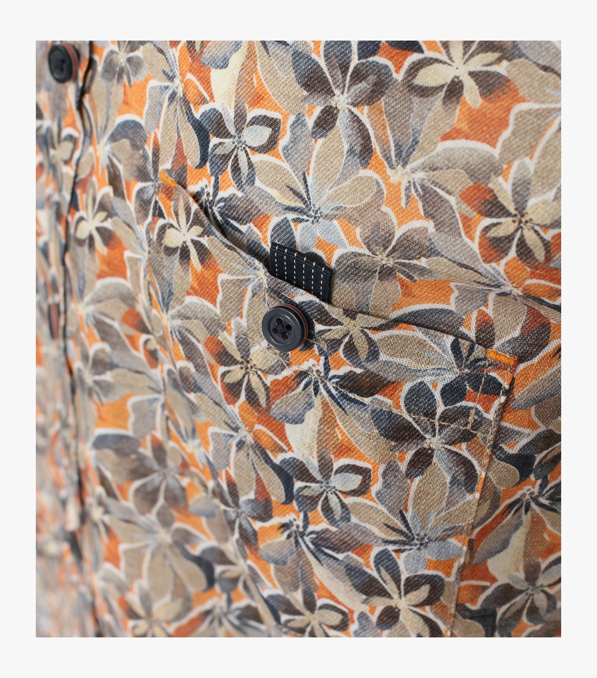 Ein Freizeithemd im Print Muster in der Farbe Orange