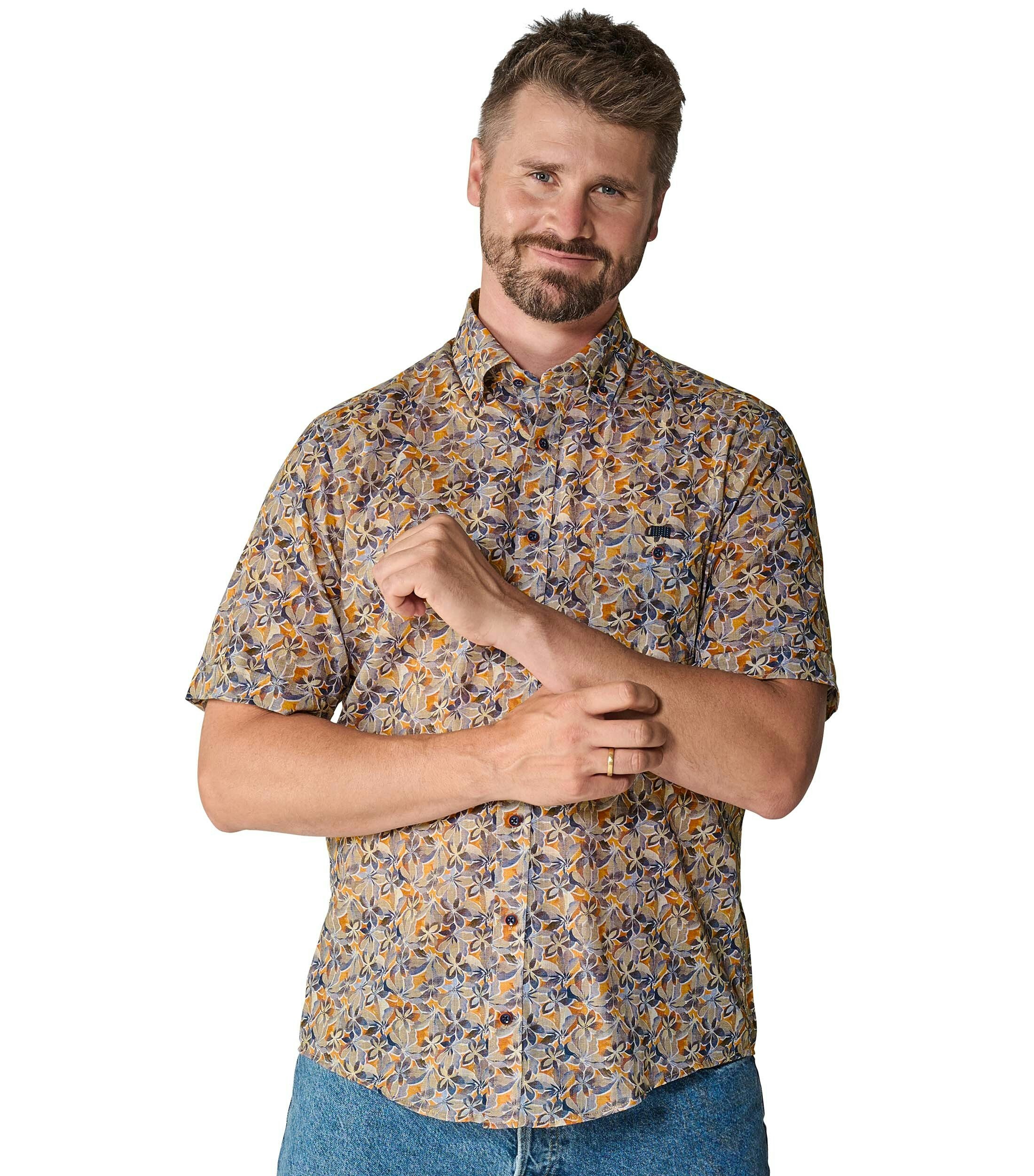 Ein Freizeithemd im Print Muster in der Farbe Orange