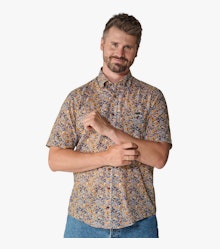 Ein Freizeithemd im Print Muster in der Farbe Orange