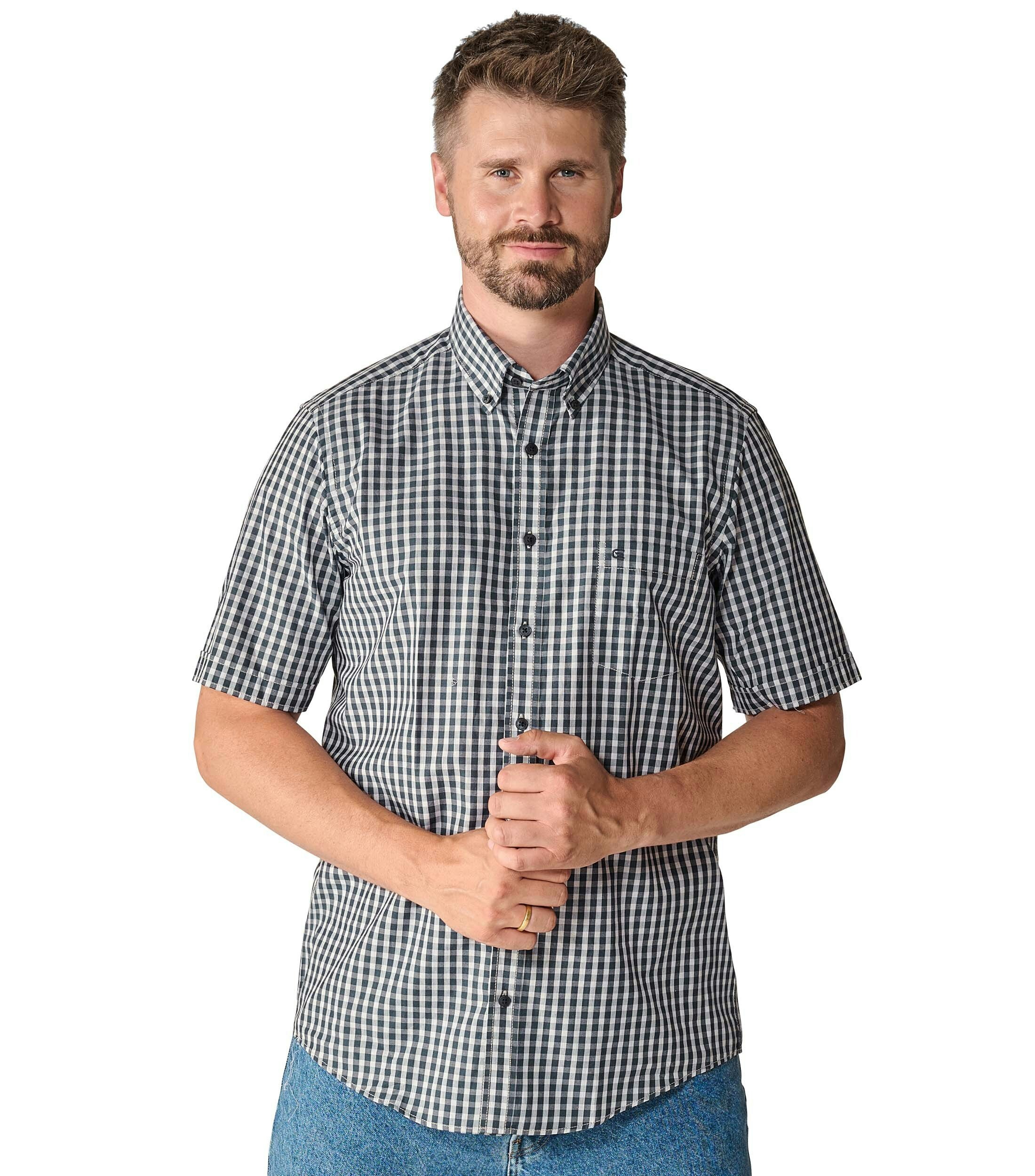 Ein Freizeithemd im kariert Muster in der Farbe Dunkelblau