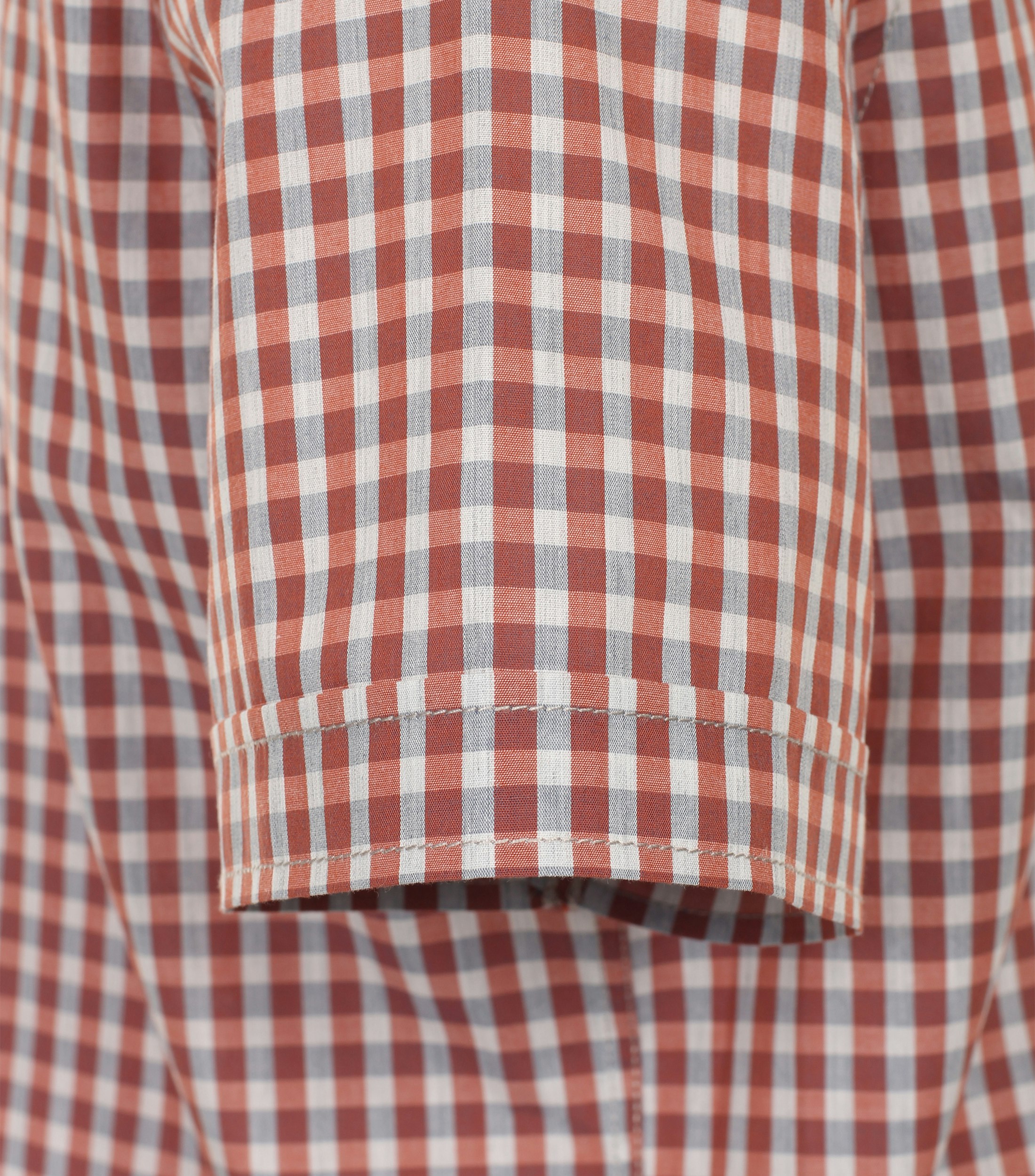 Ein Freizeithemd im kariert Muster in der Farbe Orange