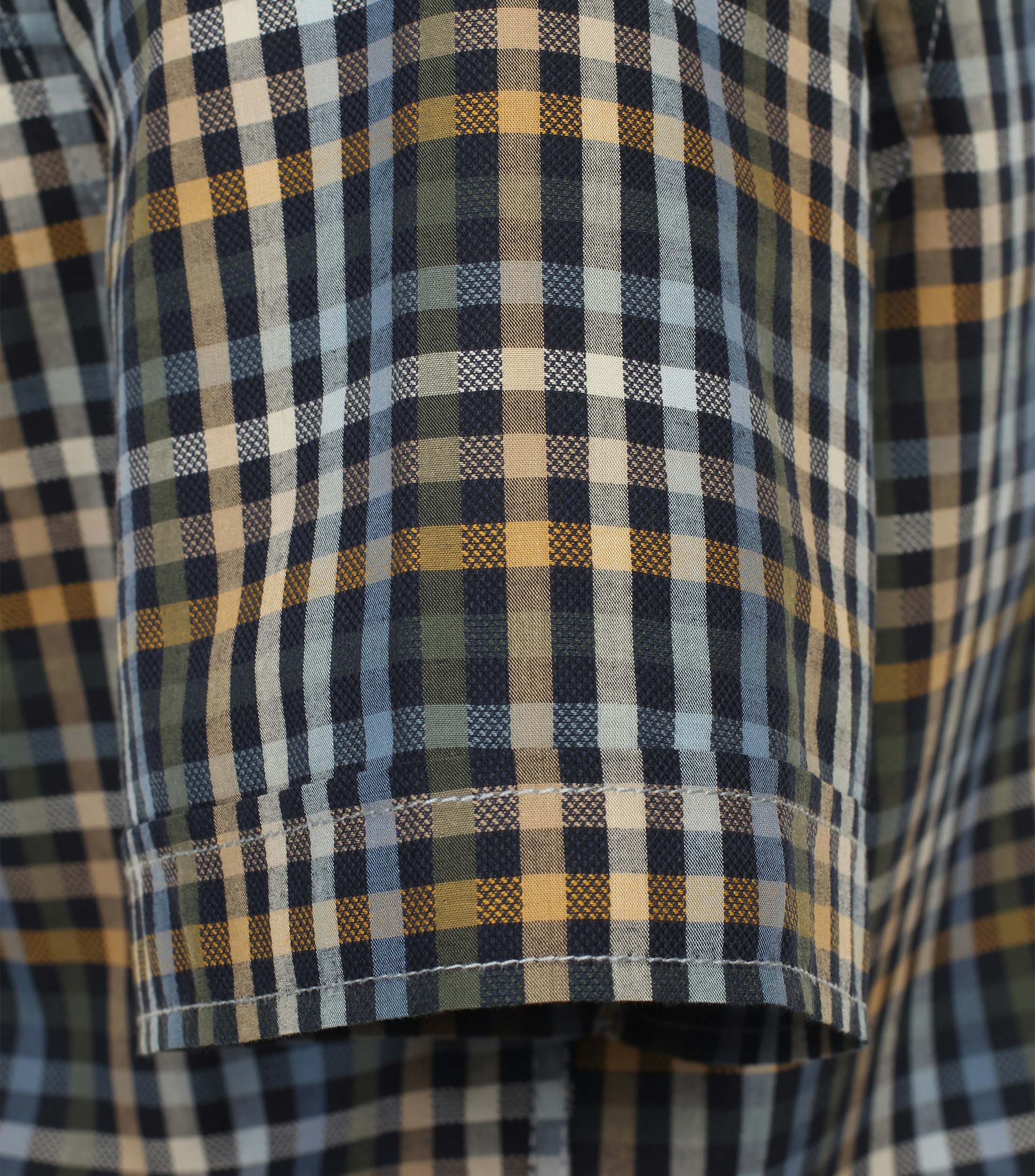 Ein Freizeithemd im kariert Muster in der Farbe Hellbraun