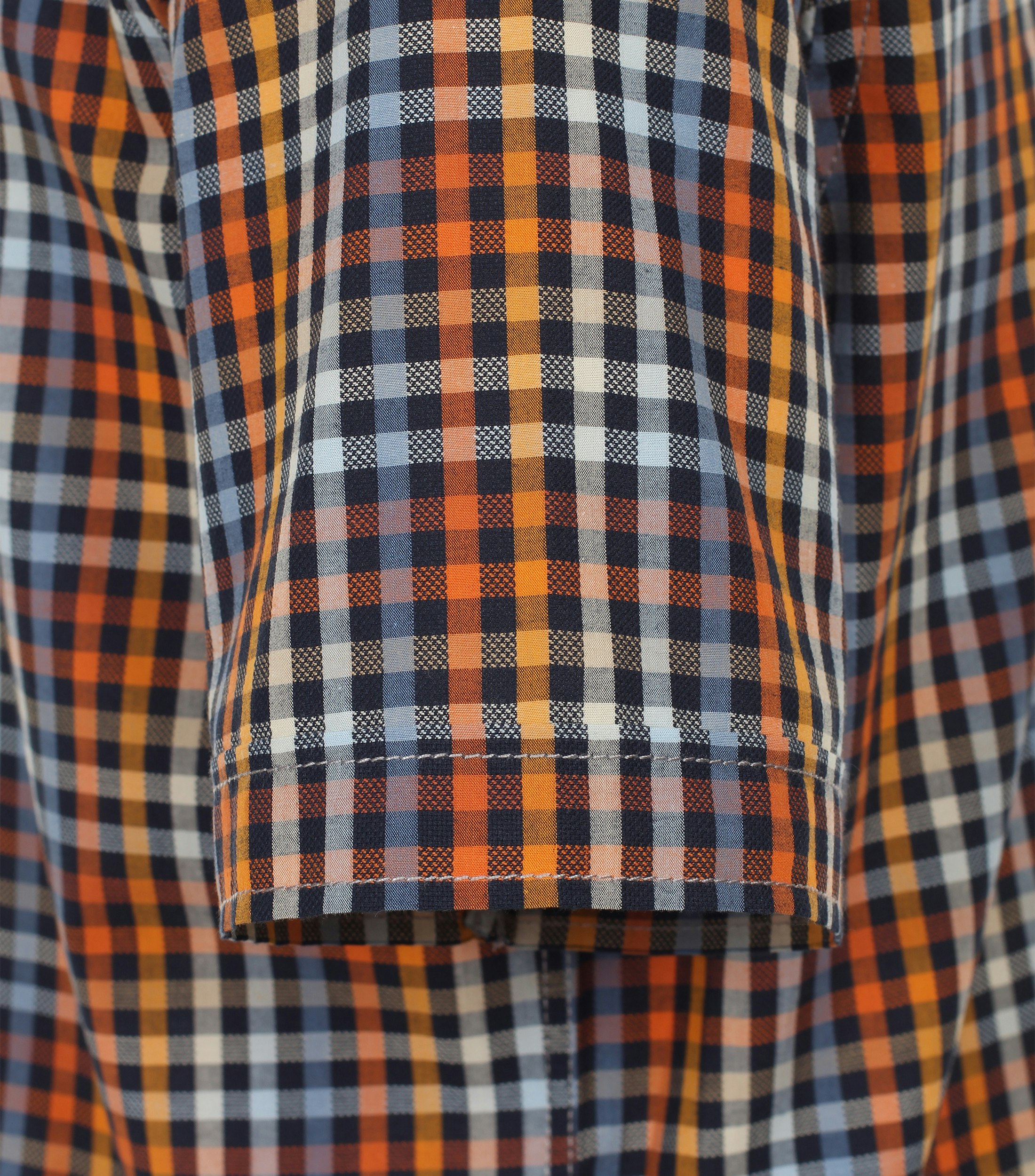 Ein Freizeithemd im kariert Muster in der Farbe Orange