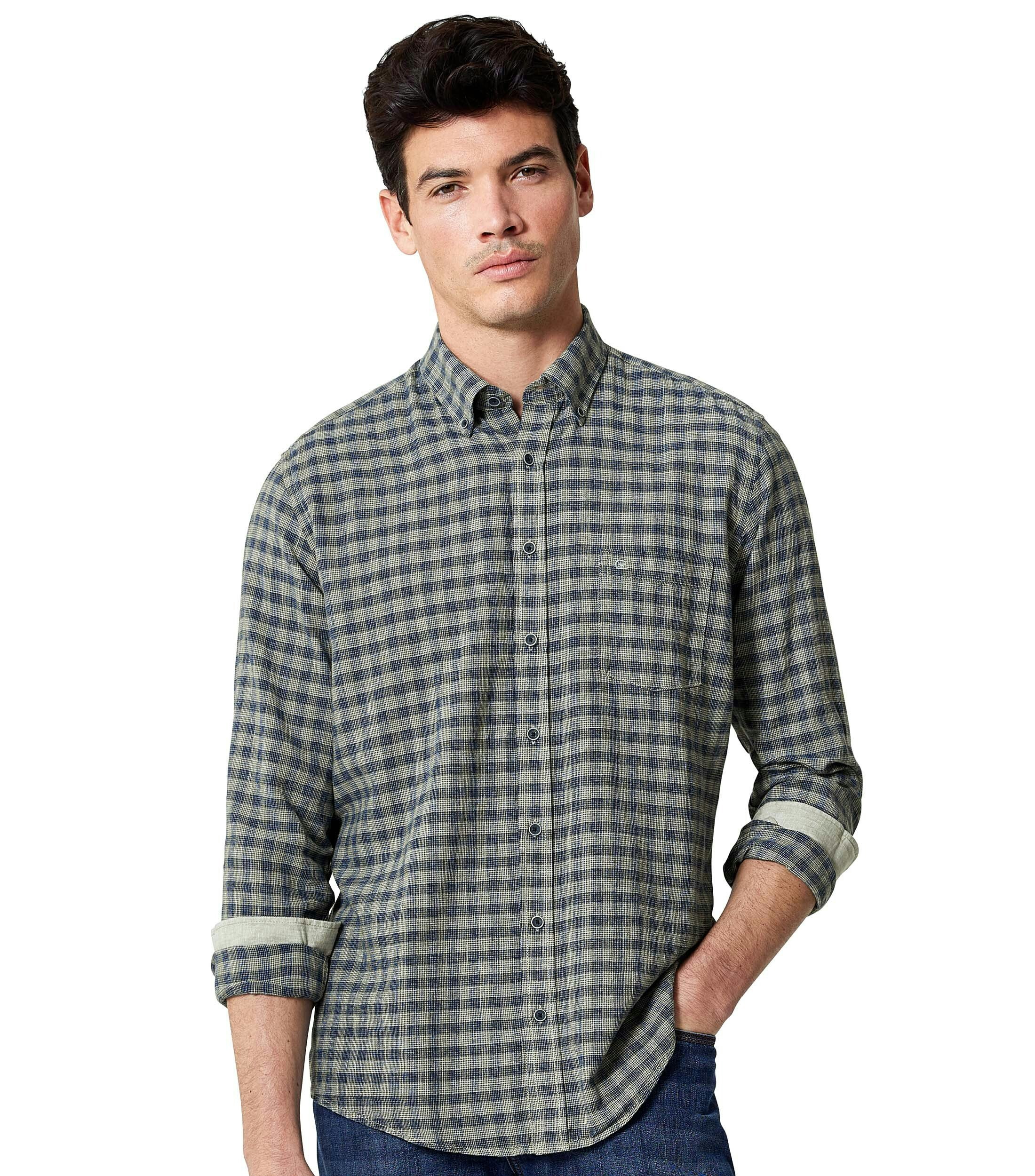 Ein Freizeithemd im kariert Muster in der Farbe Grün