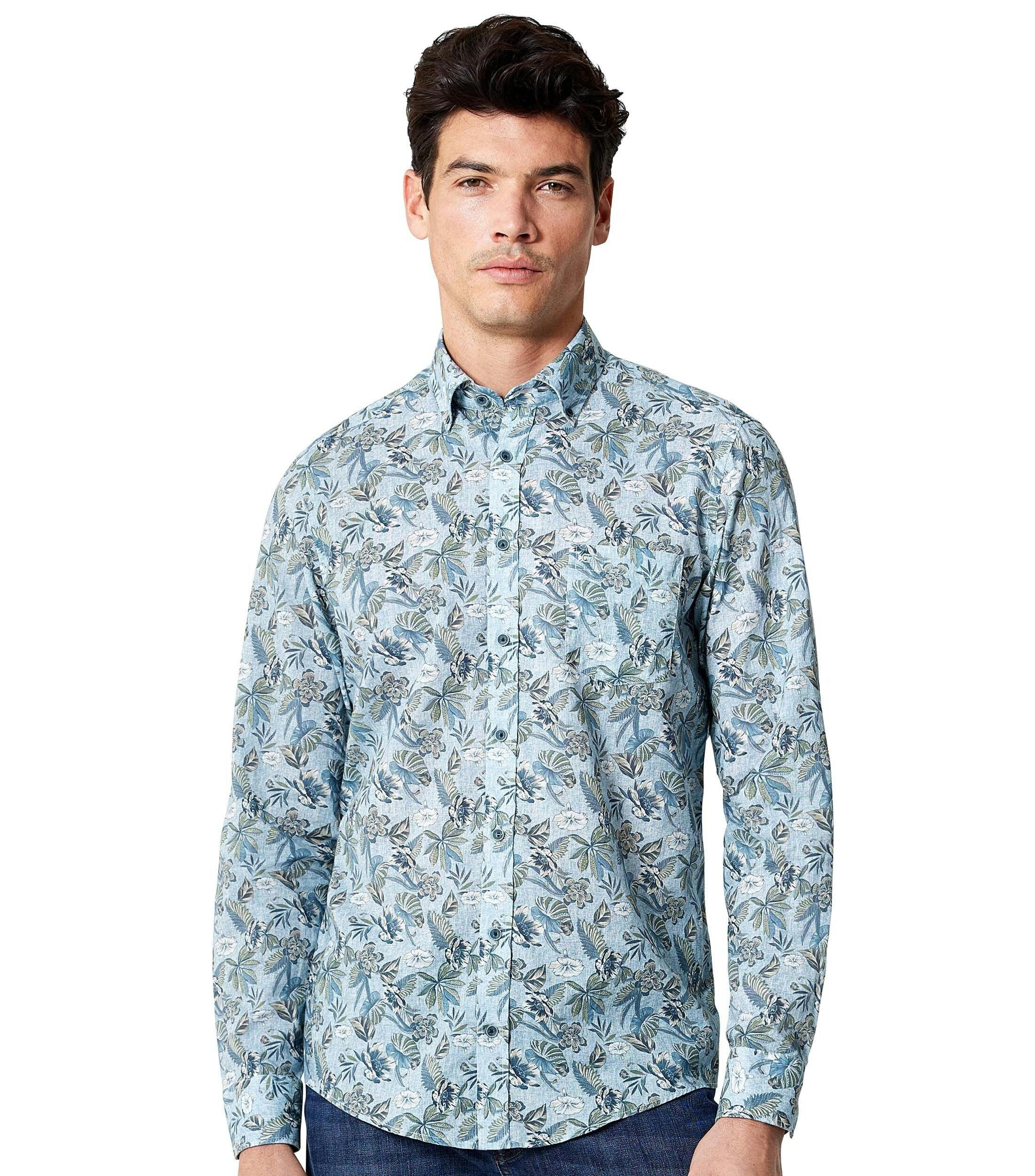 Ein Freizeithemd im Print Muster in der Farbe Hellblau