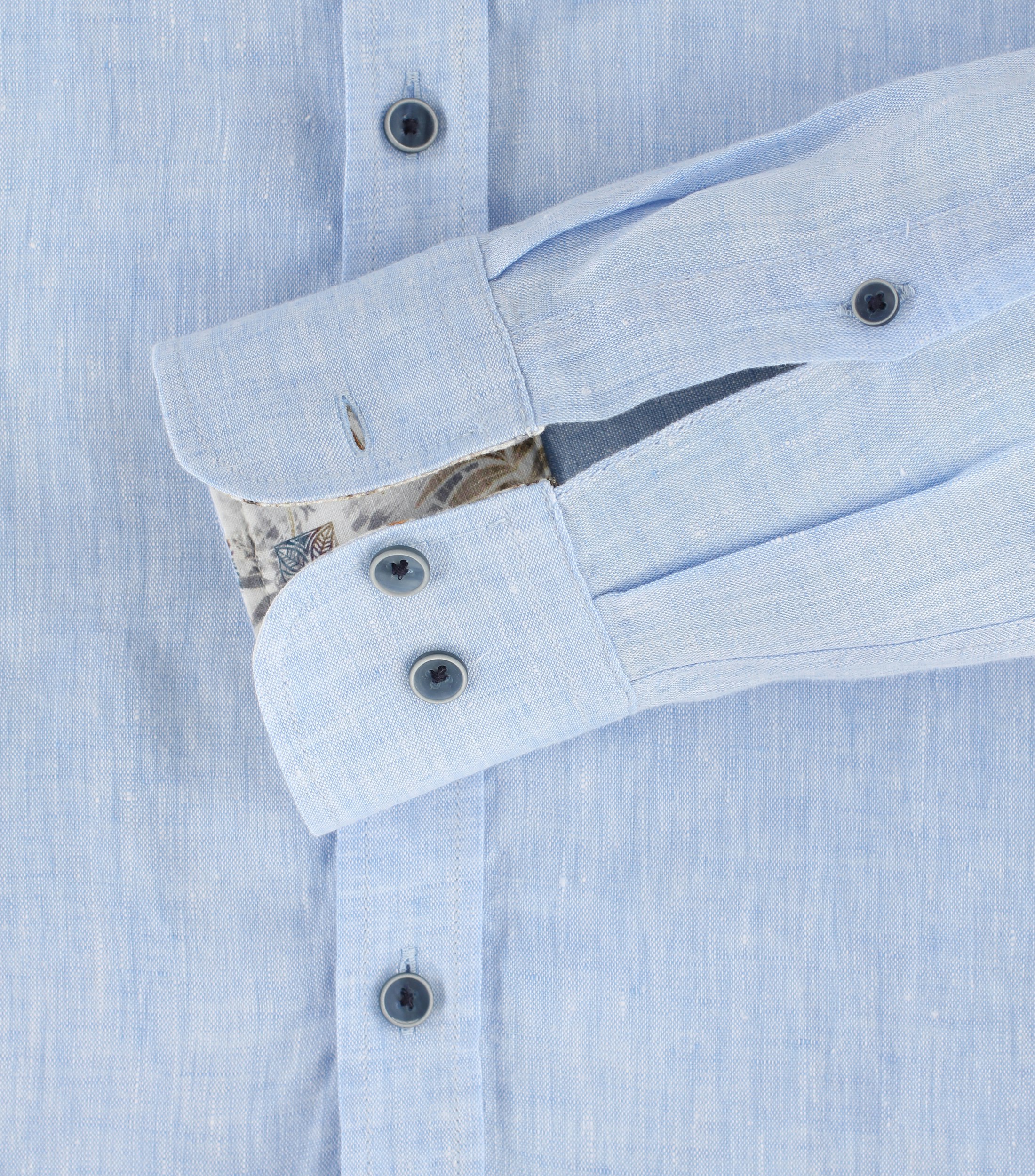 Ein Freizeithemd im uni Muster in der Farbe Hellblau