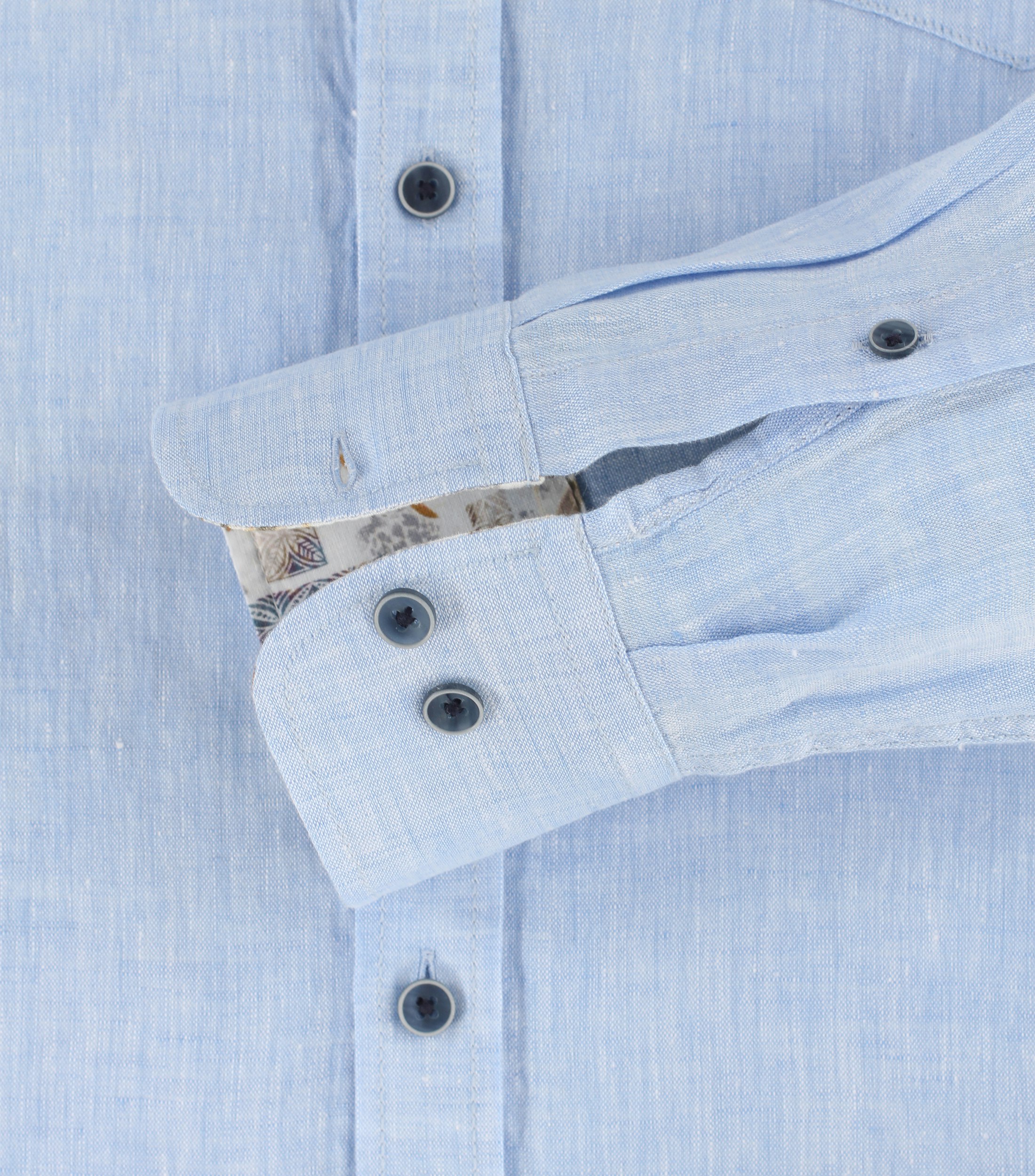 Ein Freizeithemd im uni Muster in der Farbe Hellblau