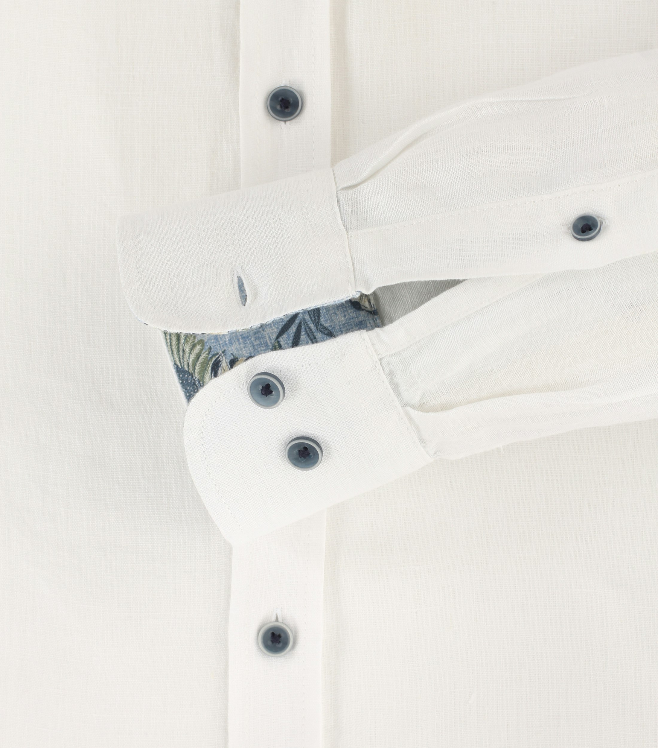 Ein Freizeithemd im uni Muster in der Farbe Weiß