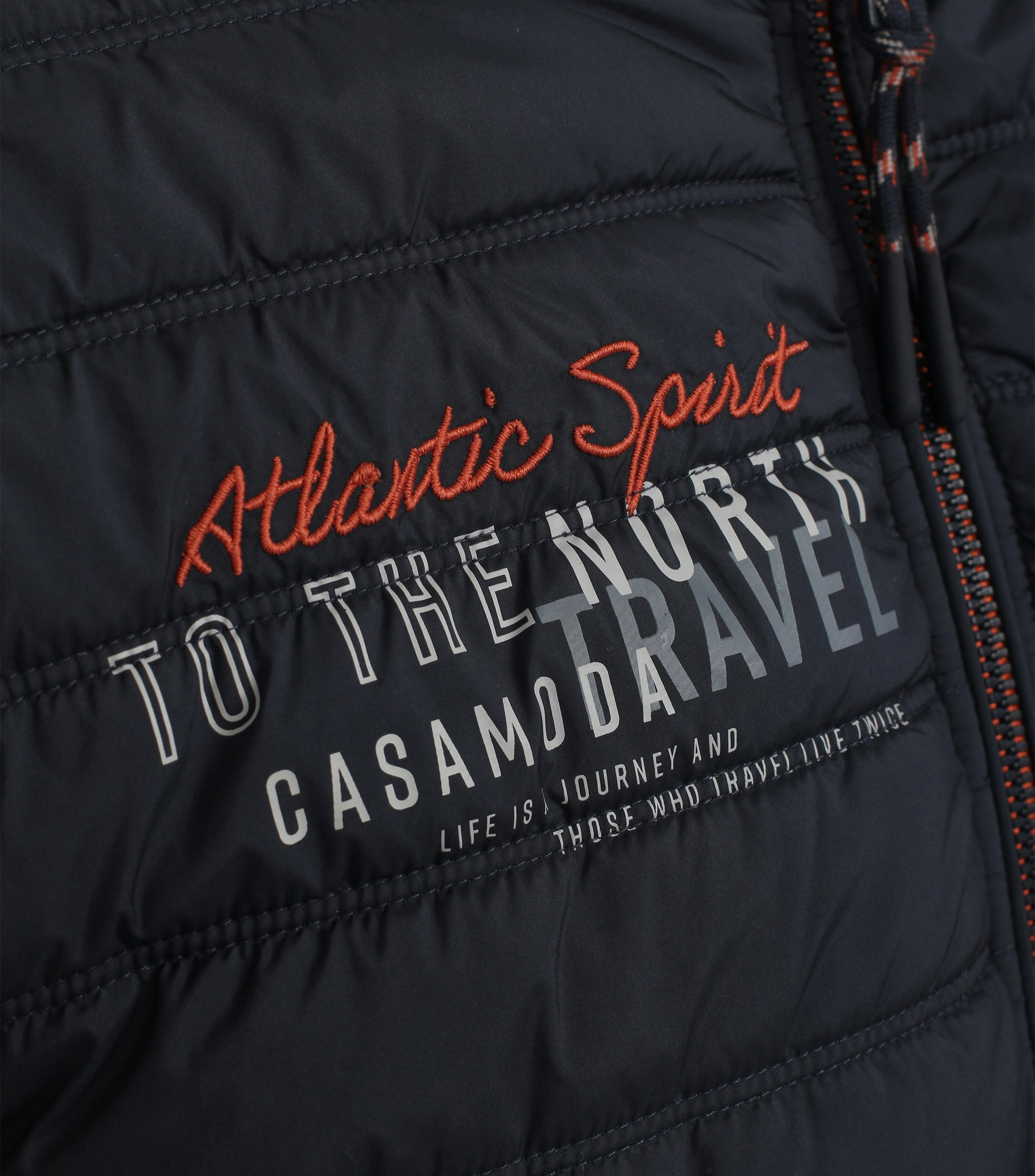 Ein Sweatjacke im uni Muster in der Farbe Dunkelblau