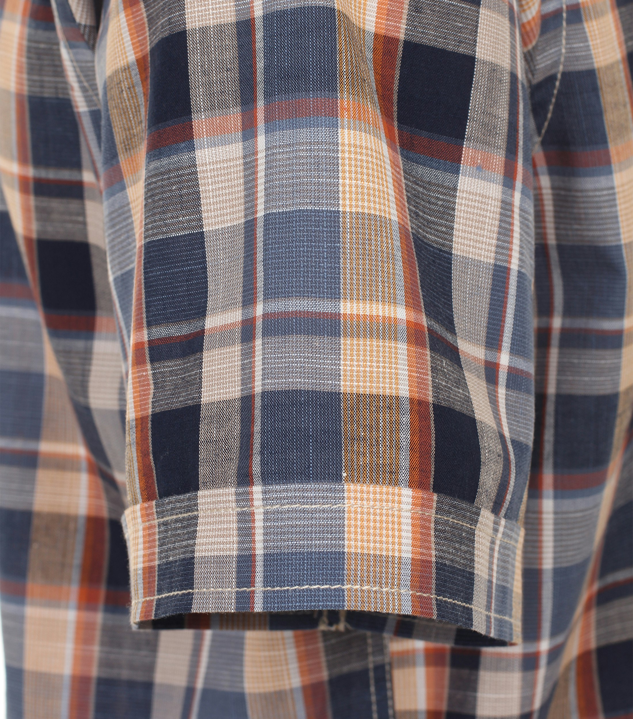 Ein Freizeithemd im kariert Muster in der Farbe Dunkelblau