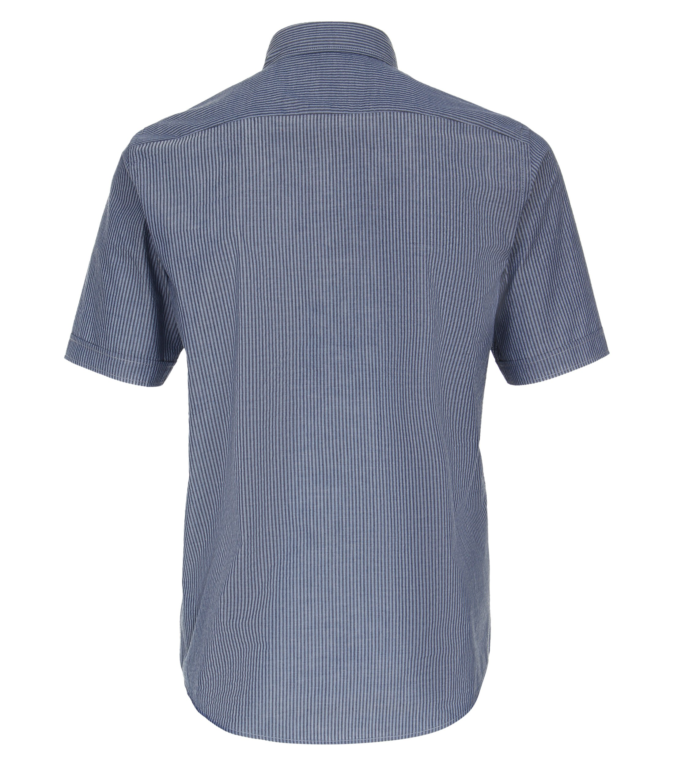 Ein Freizeithemd im gestreift Muster in der Farbe Mittelblau