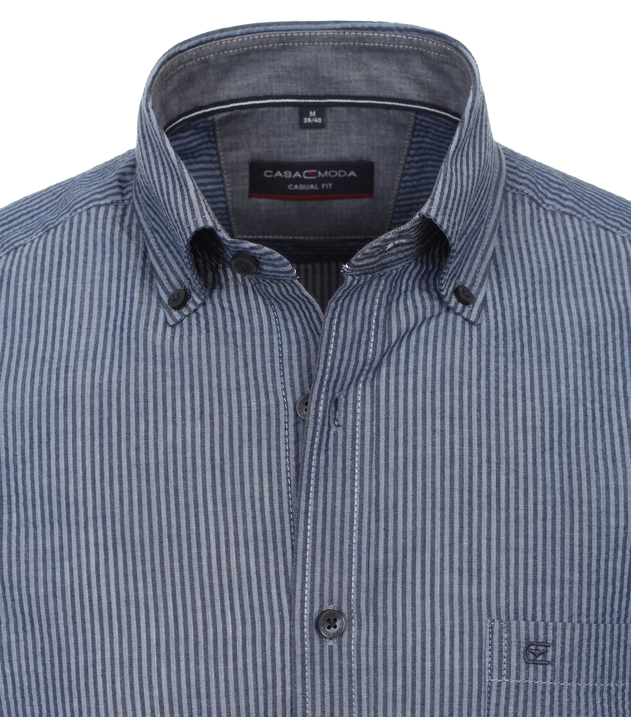 Ein Freizeithemd im gestreift Muster in der Farbe Mittelblau