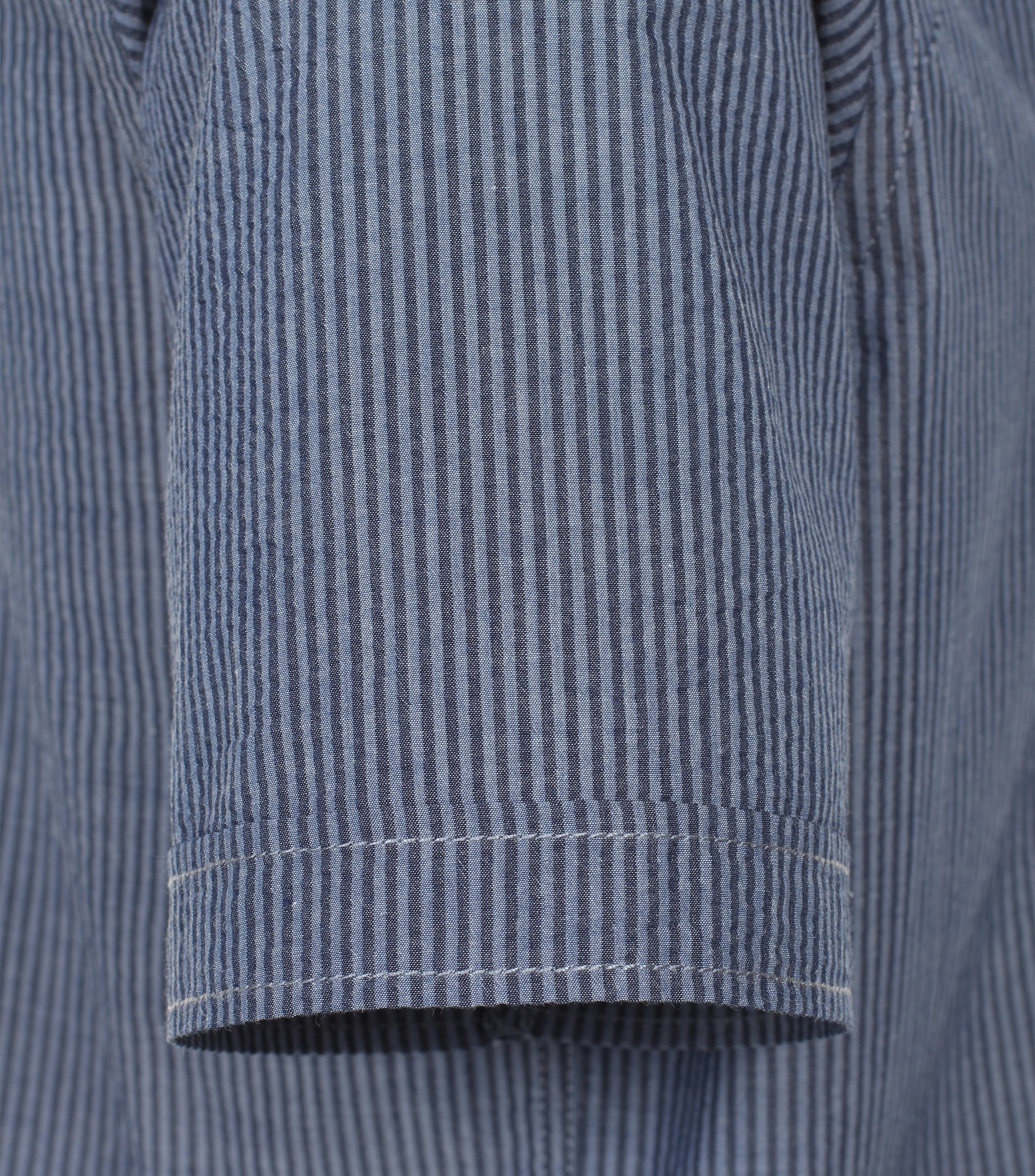 Ein Freizeithemd im gestreift Muster in der Farbe Mittelblau