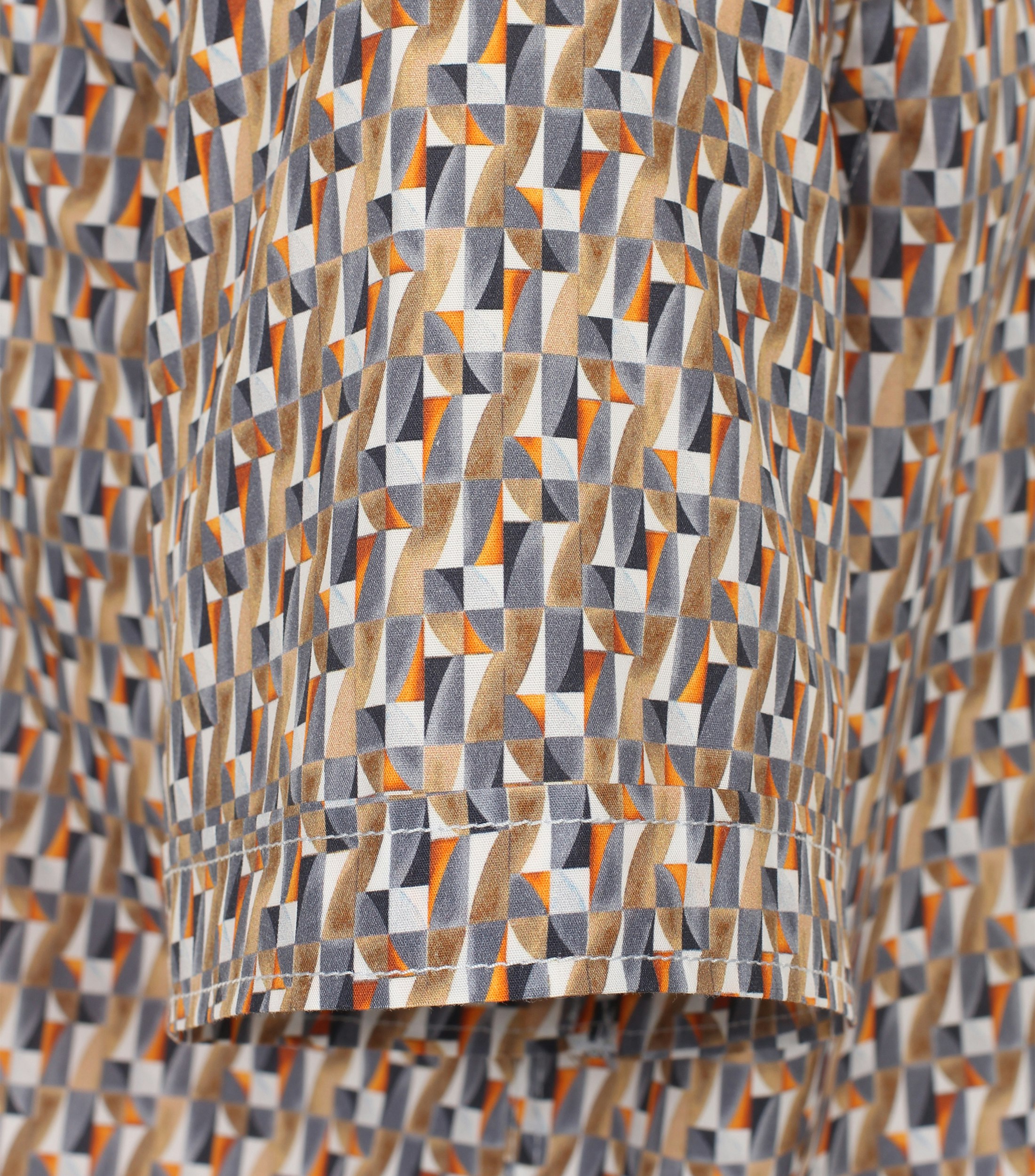 Ein Freizeithemd im Print Muster in der Farbe Orange