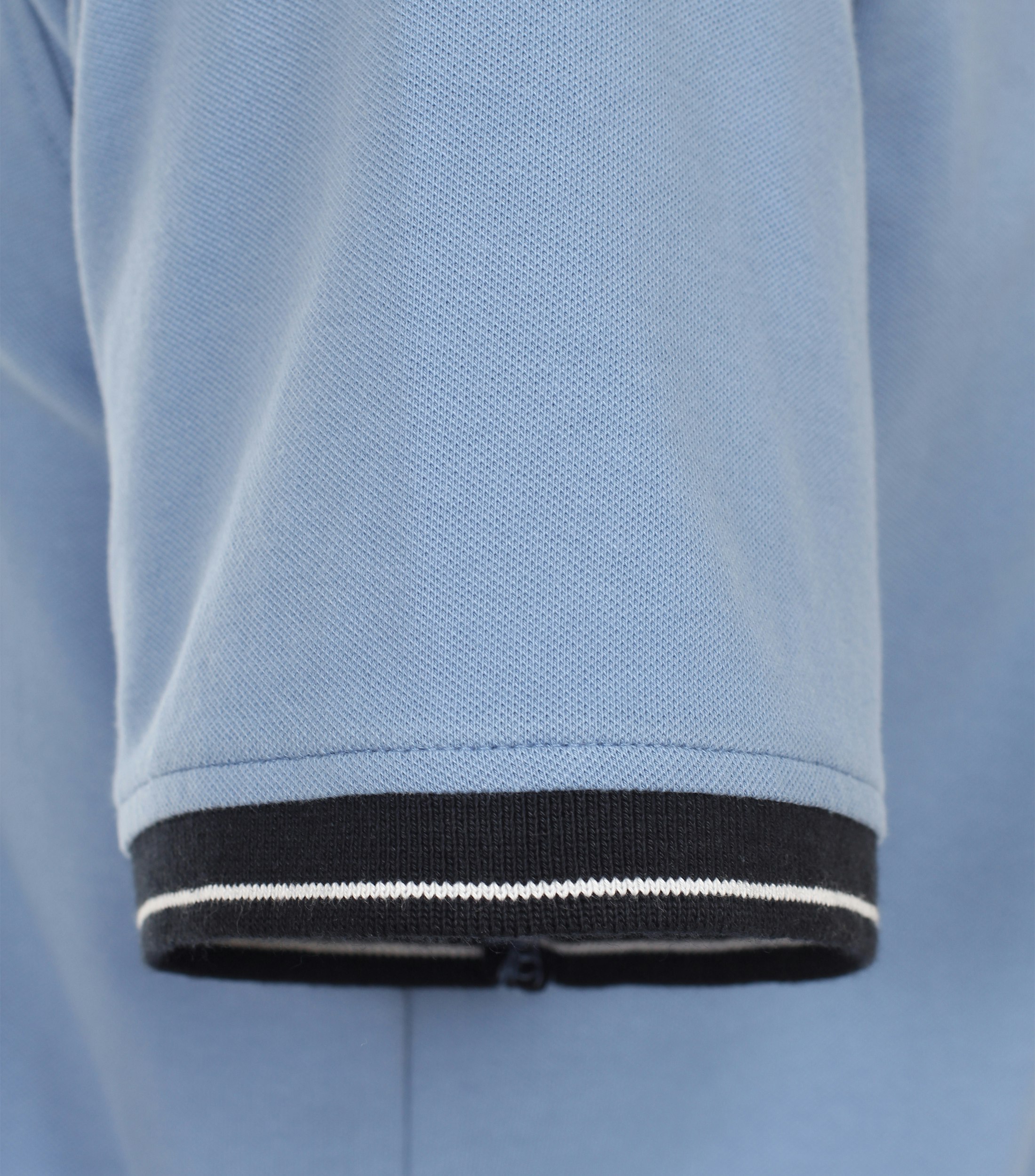 Ein Polo-Shirt im uni Muster in der Farbe Hellblau