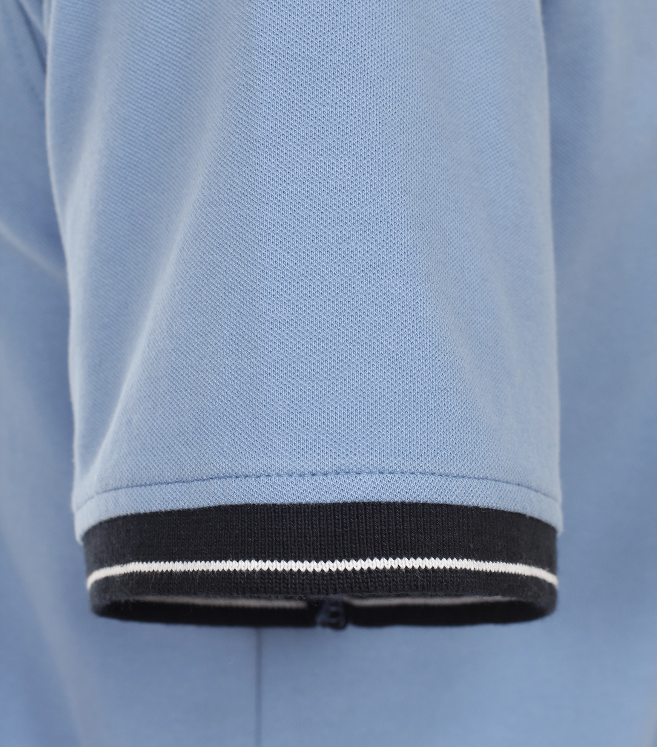Polo-Shirt im unifarbenen Design in der Farbe Hellblau