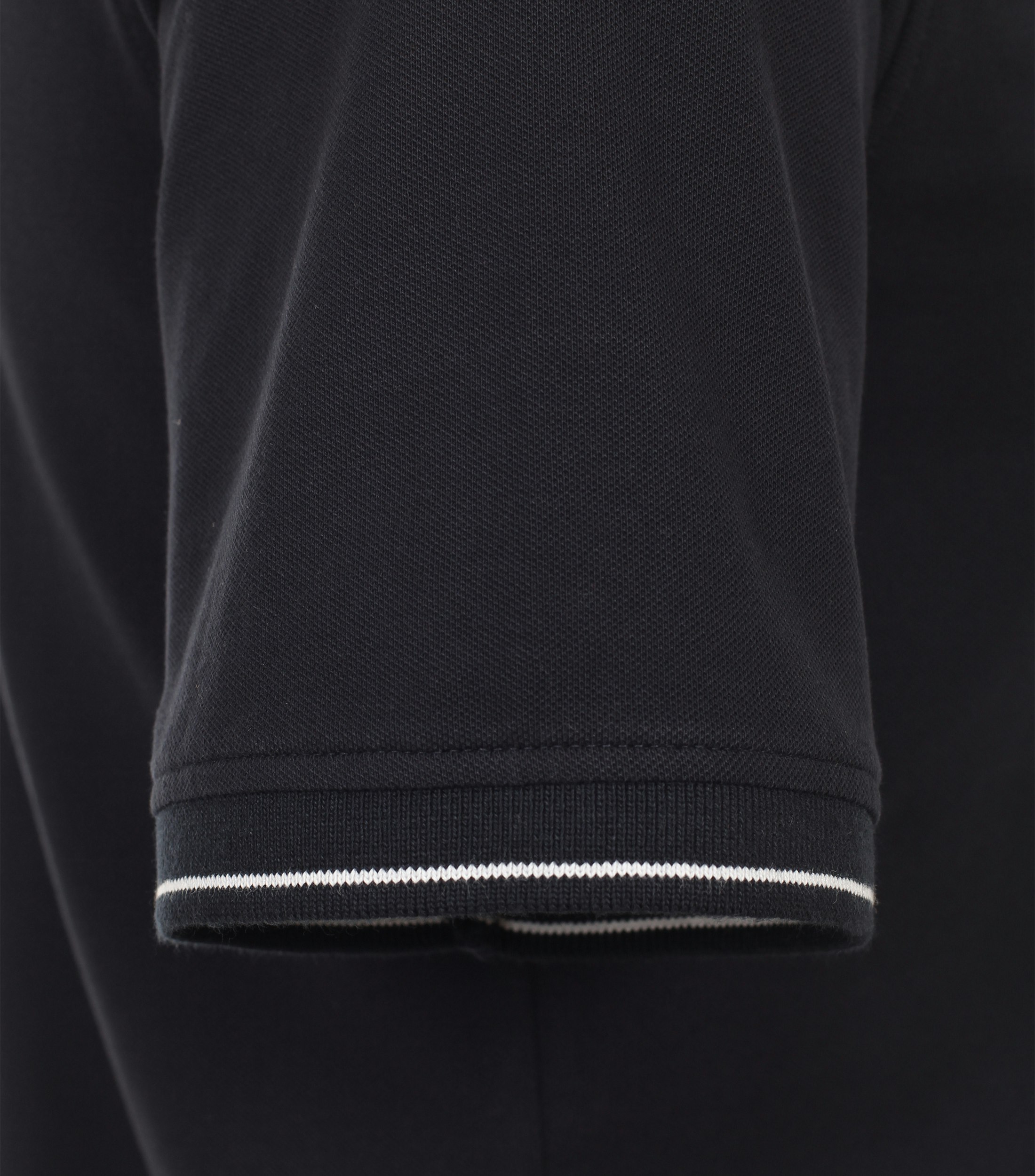 Ein Polo-Shirt im uni Muster in der Farbe Dunkelblau