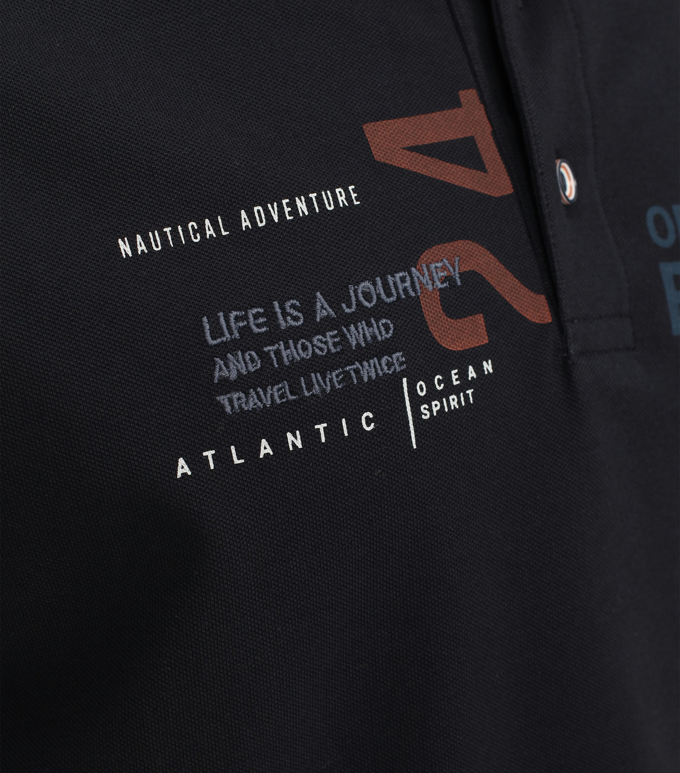Ein Polo-Shirt im uni Muster in der Farbe Dunkelblau