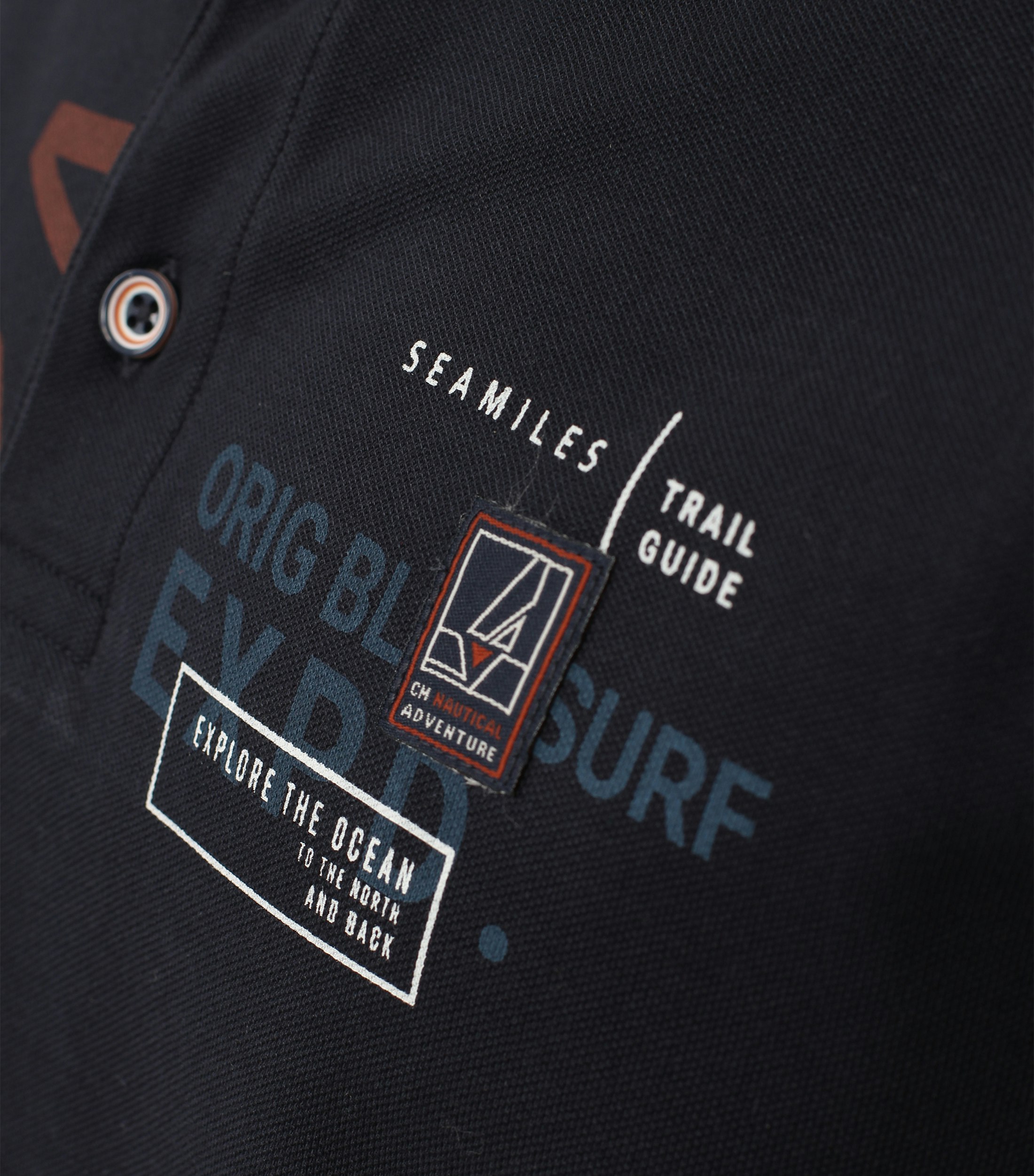 Ein Polo-Shirt im uni Muster in der Farbe Dunkelblau
