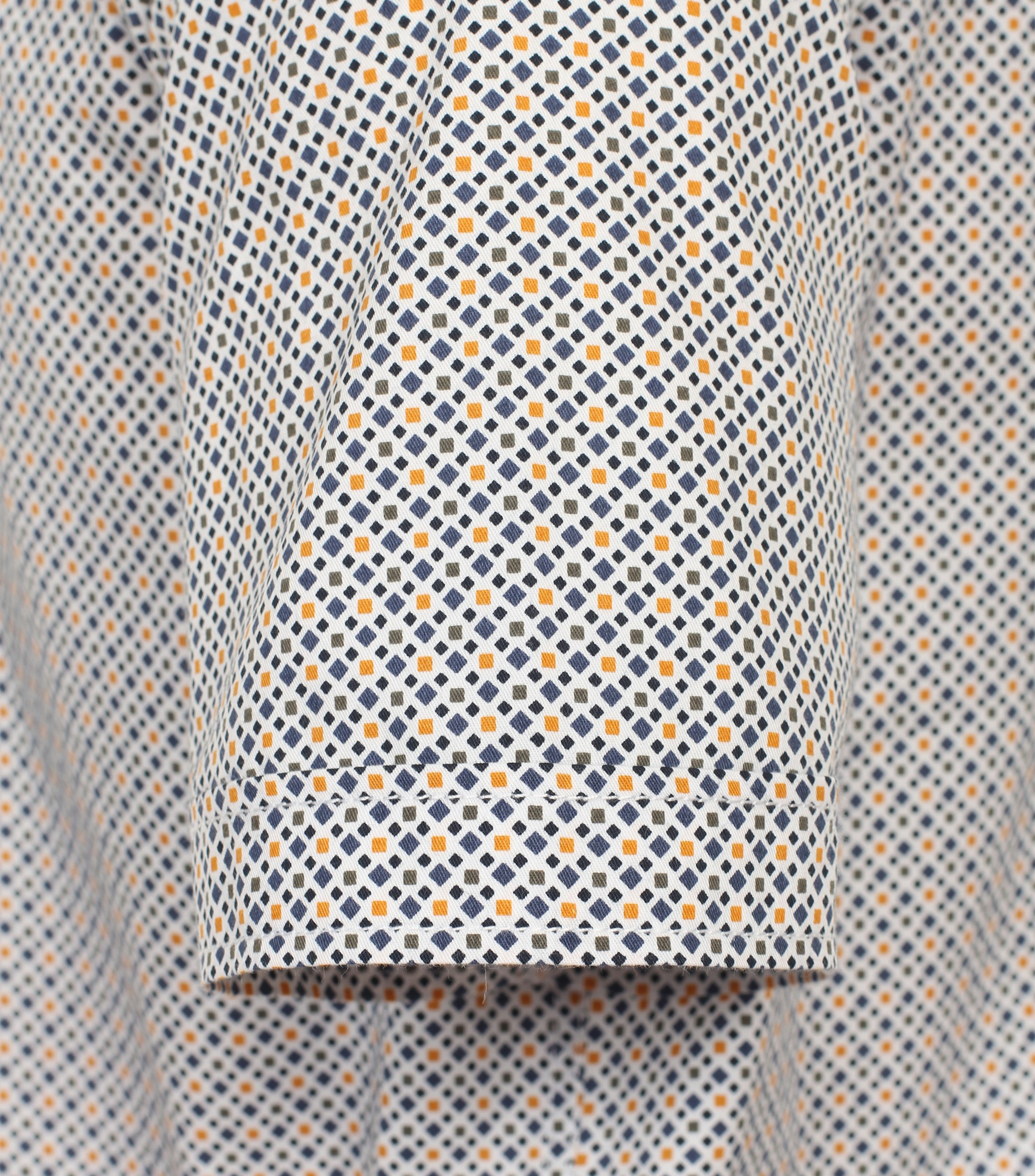 Ein Freizeithemd im Print Muster in der Farbe Gelb