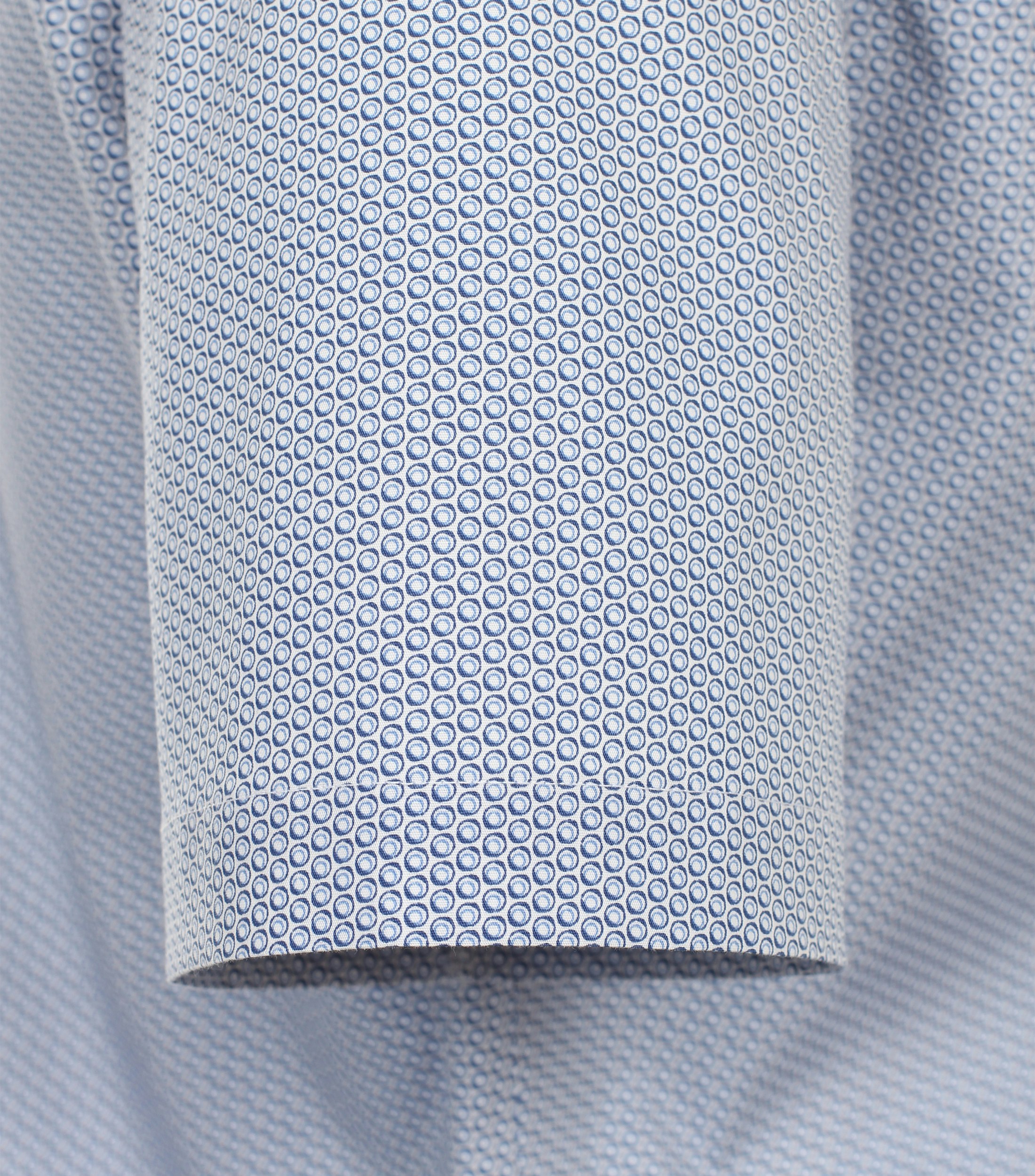 Ein Businesshemd im Print Muster in der Farbe Mittelblau
