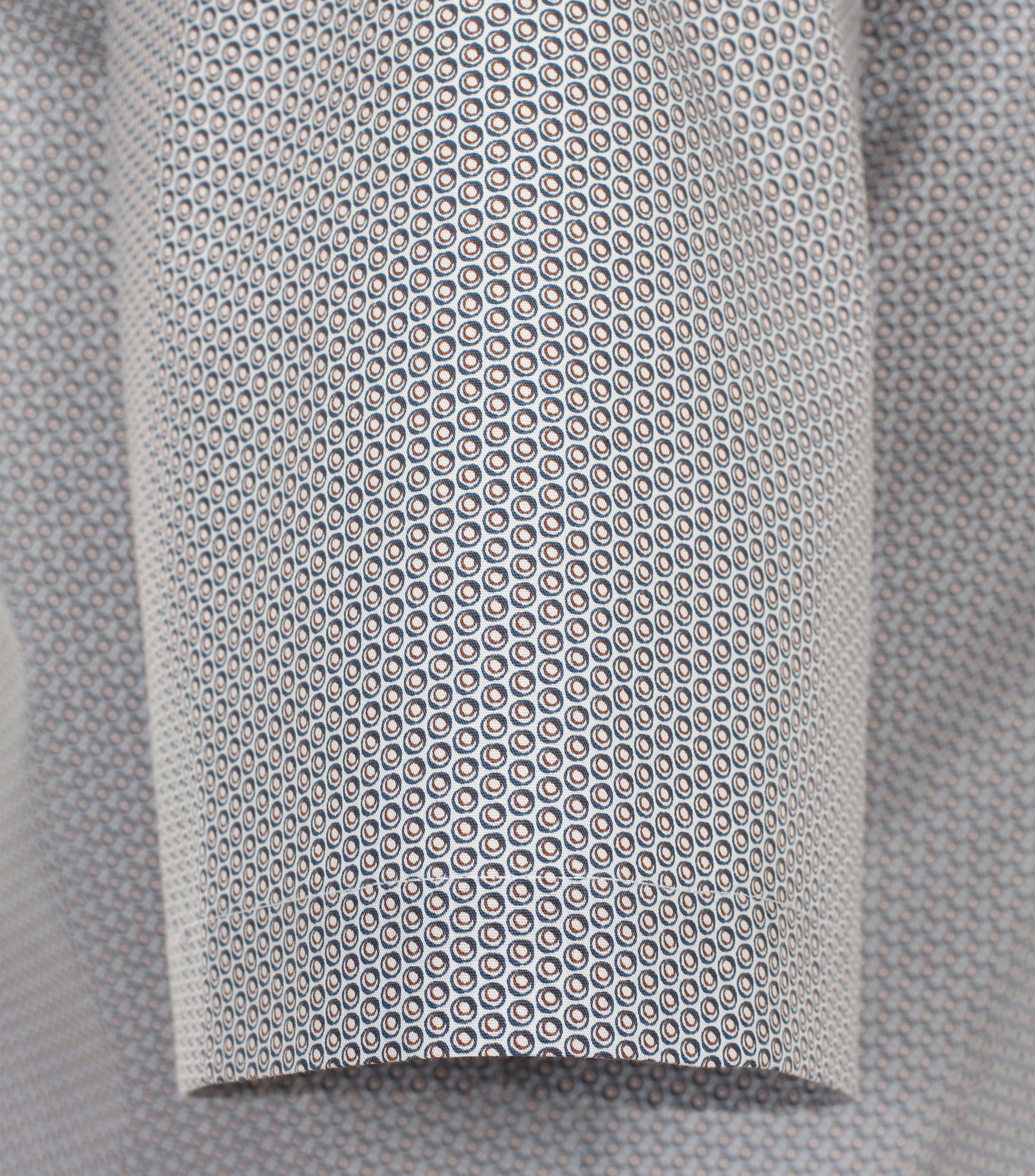 Ein Businesshemd im Print Muster in der Farbe Hellbraun