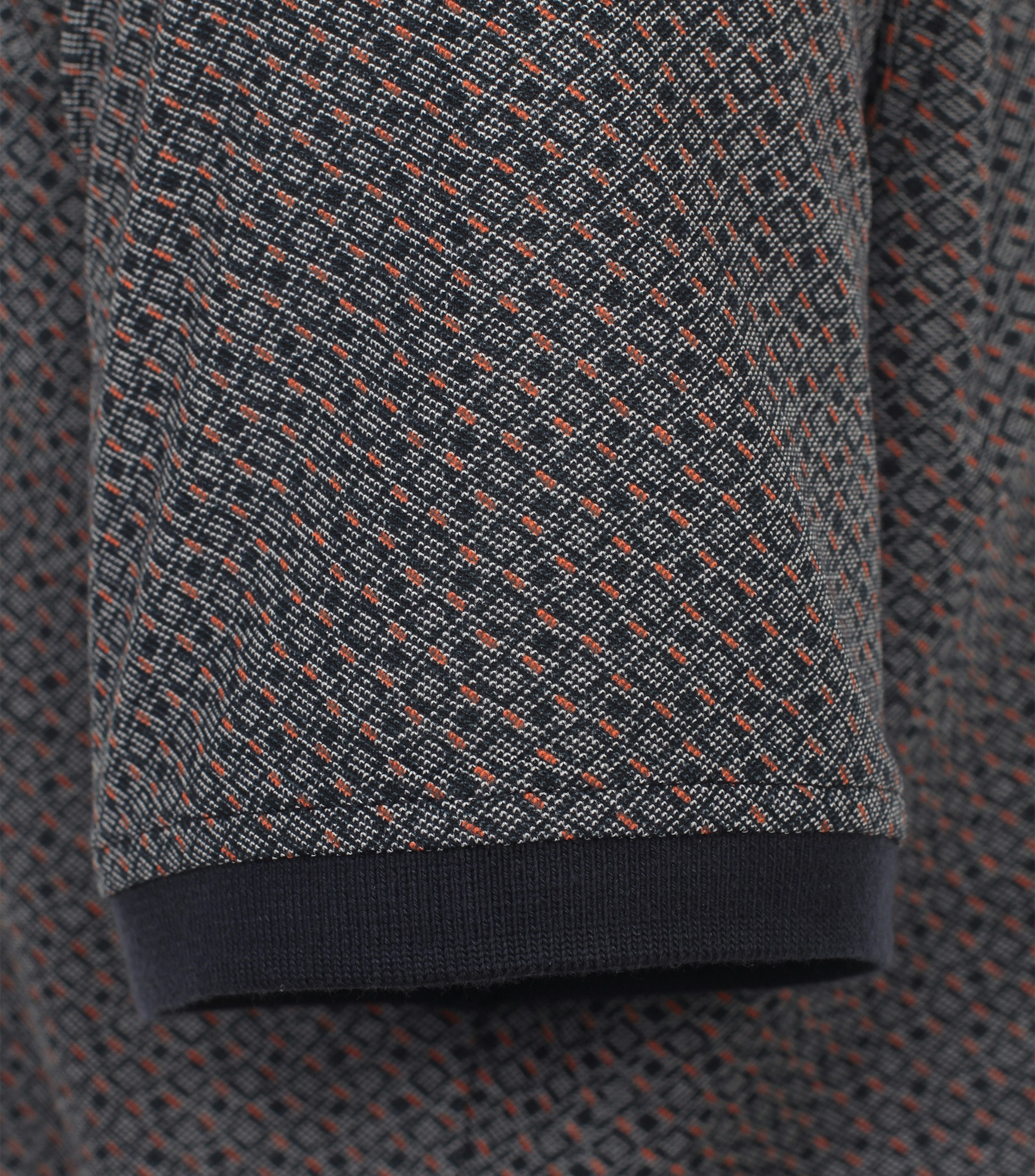 Ein Polo-Shirt im Print Muster in der Farbe Dunkelblau