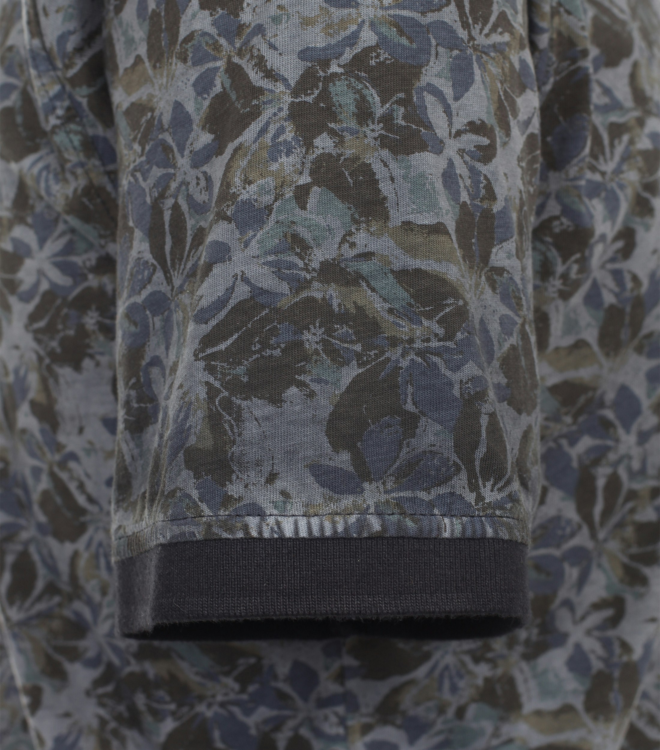Ein Polo-Shirt im Print Muster in der Farbe Mittelblau