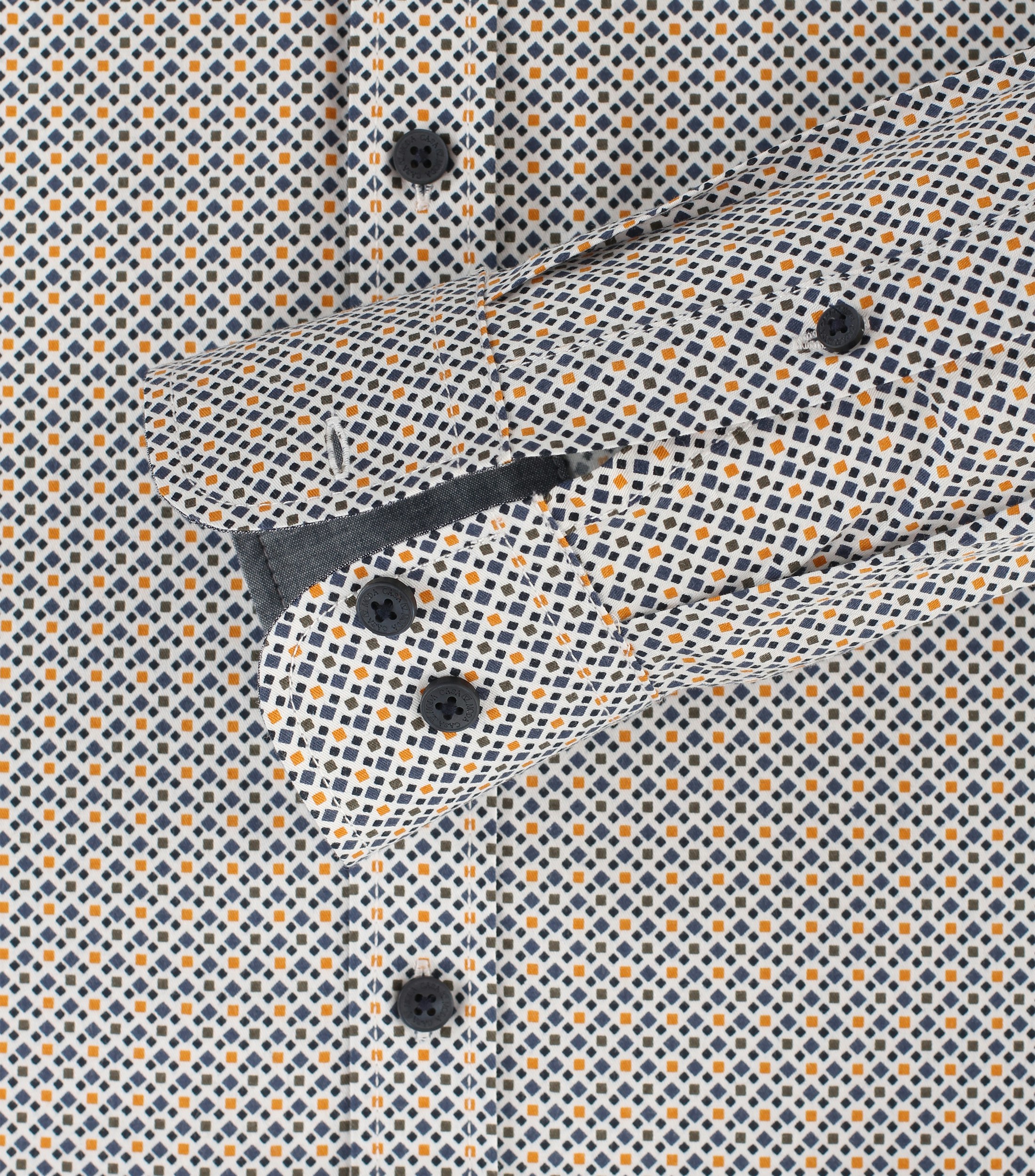 Ein Freizeithemd im Print Muster in der Farbe Gelb