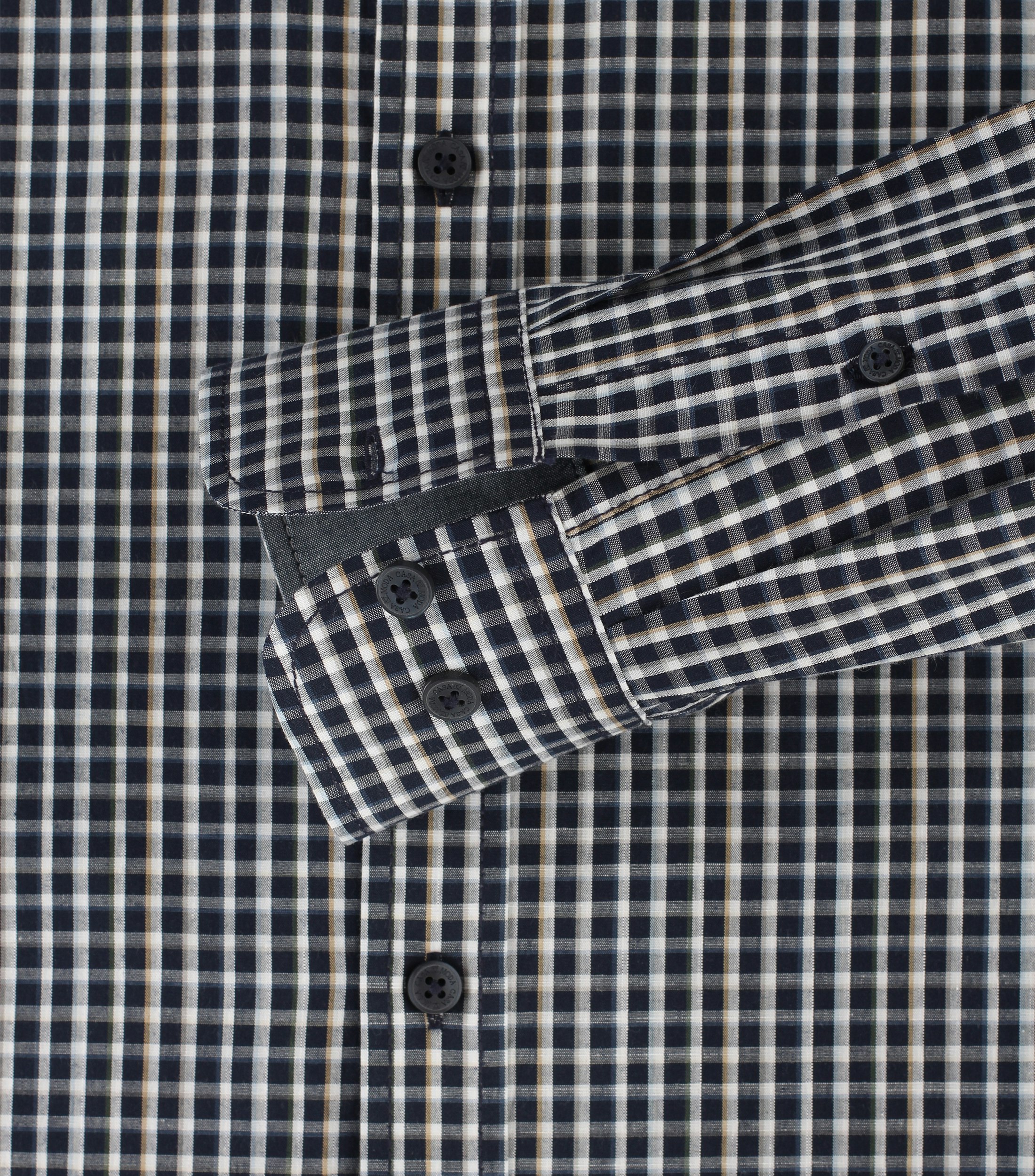 Ein Freizeithemd im kariert Muster in der Farbe Dunkelblau