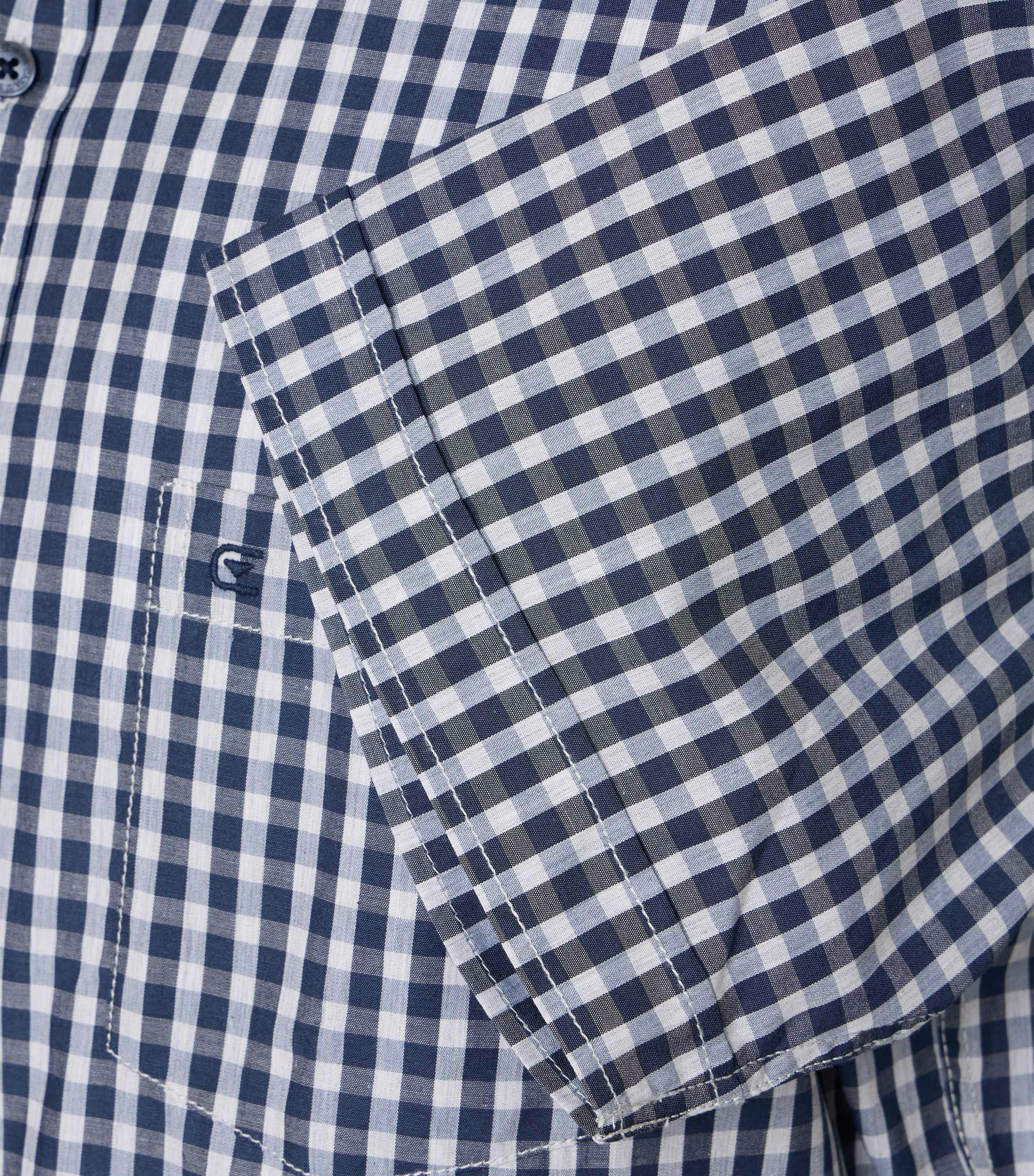 Ein Freizeithemd im kariert Muster in der Farbe graues Mittelblau