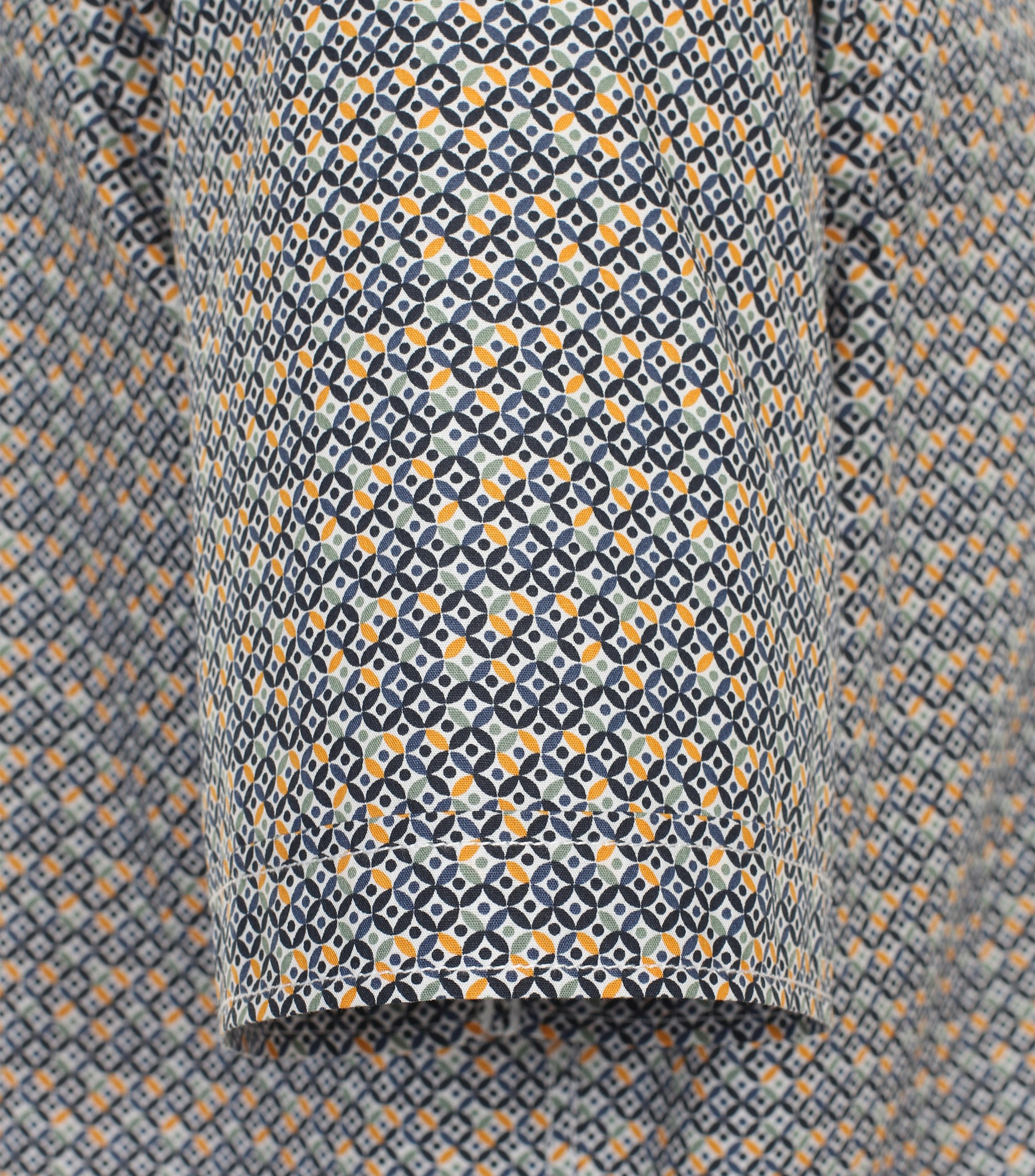 Ein Freizeithemd im Print Muster in der Farbe Gelb