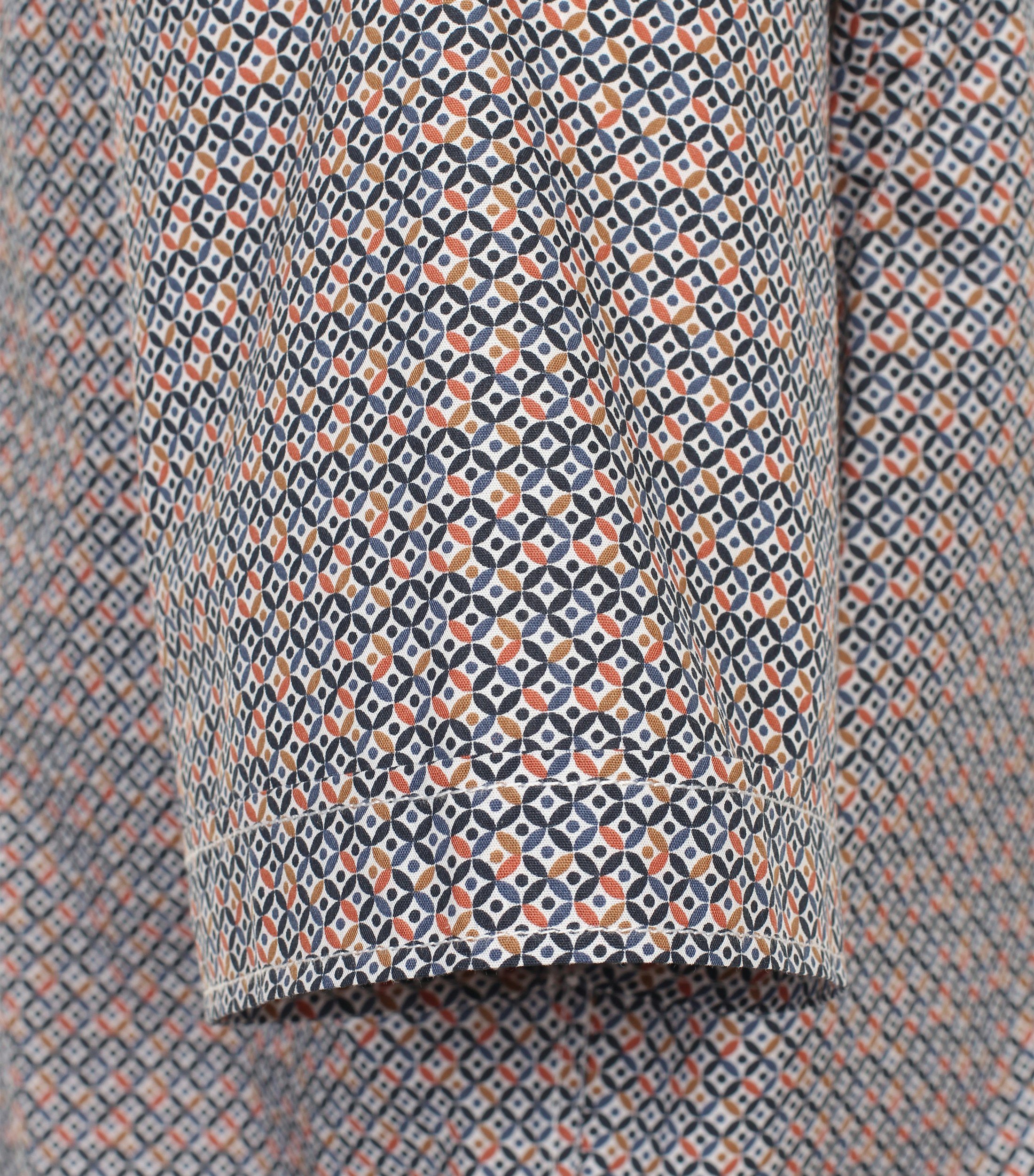 Ein Freizeithemd im Print Muster in der Farbe Orange