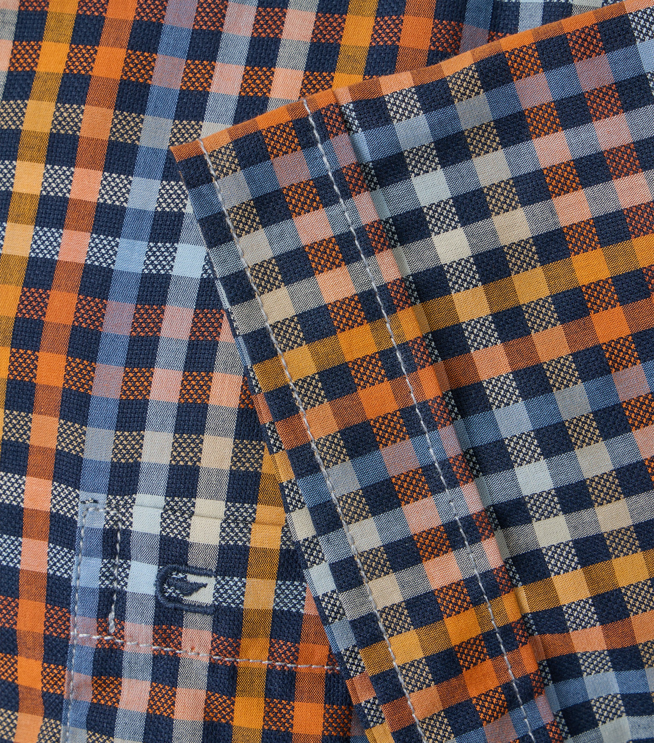 Ein Freizeithemd im kariert Muster in der Farbe Orange